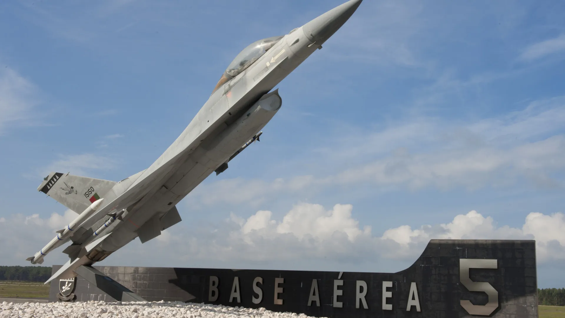 
                    Base Aérea de Monte Real apoia população com banhos e refeições
                