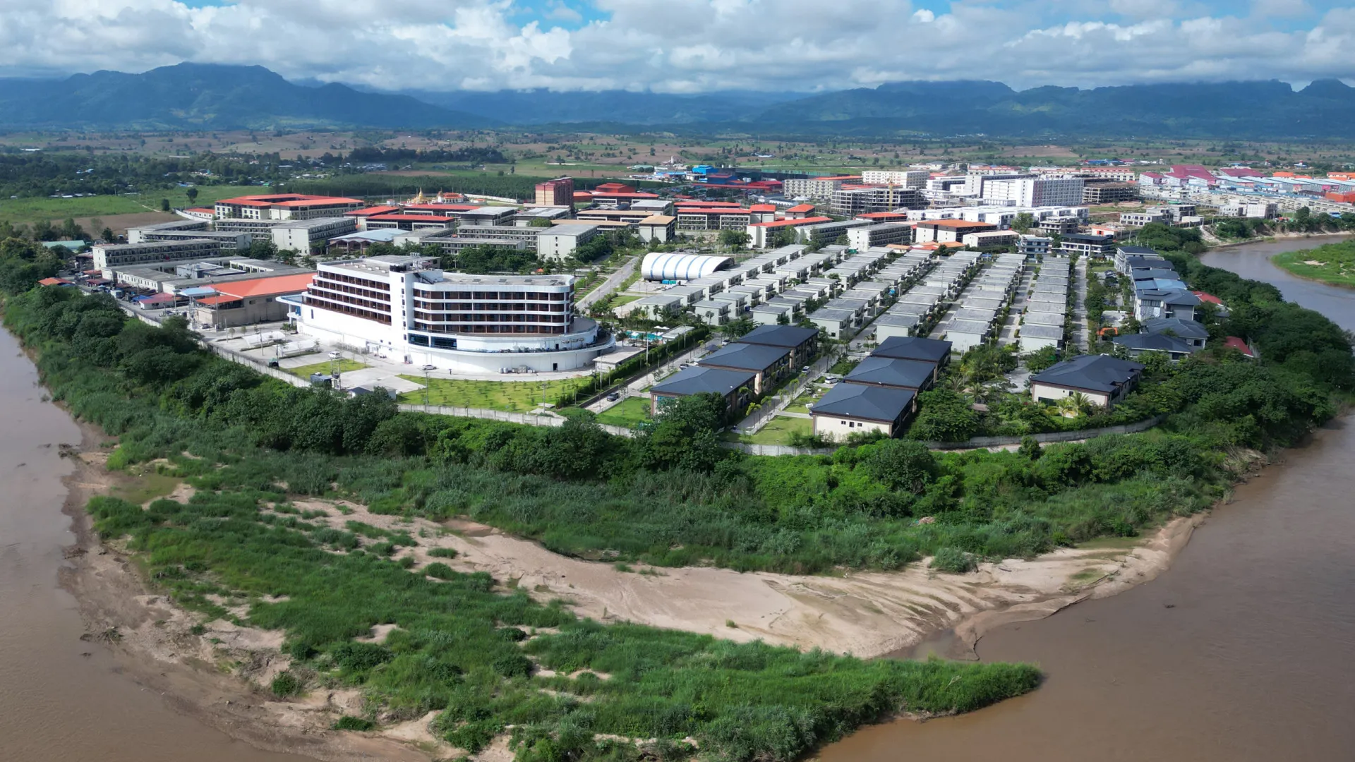 
                    China executa 11 membros de grupos fraudulentos que operavam em Myanmar
                