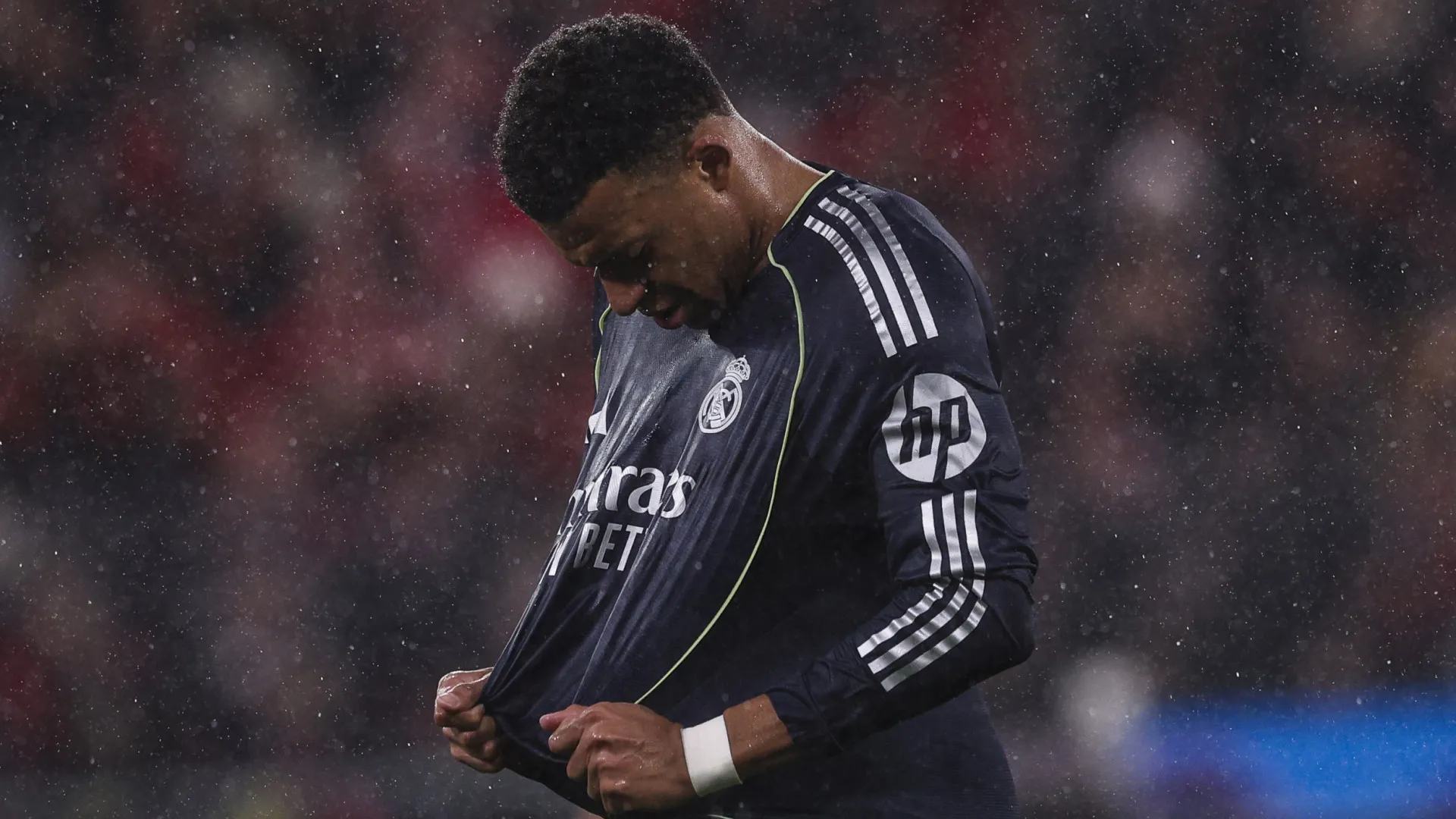 Mbappé dá murro na mesa após derrota contra Benfica: “Vergonha…”