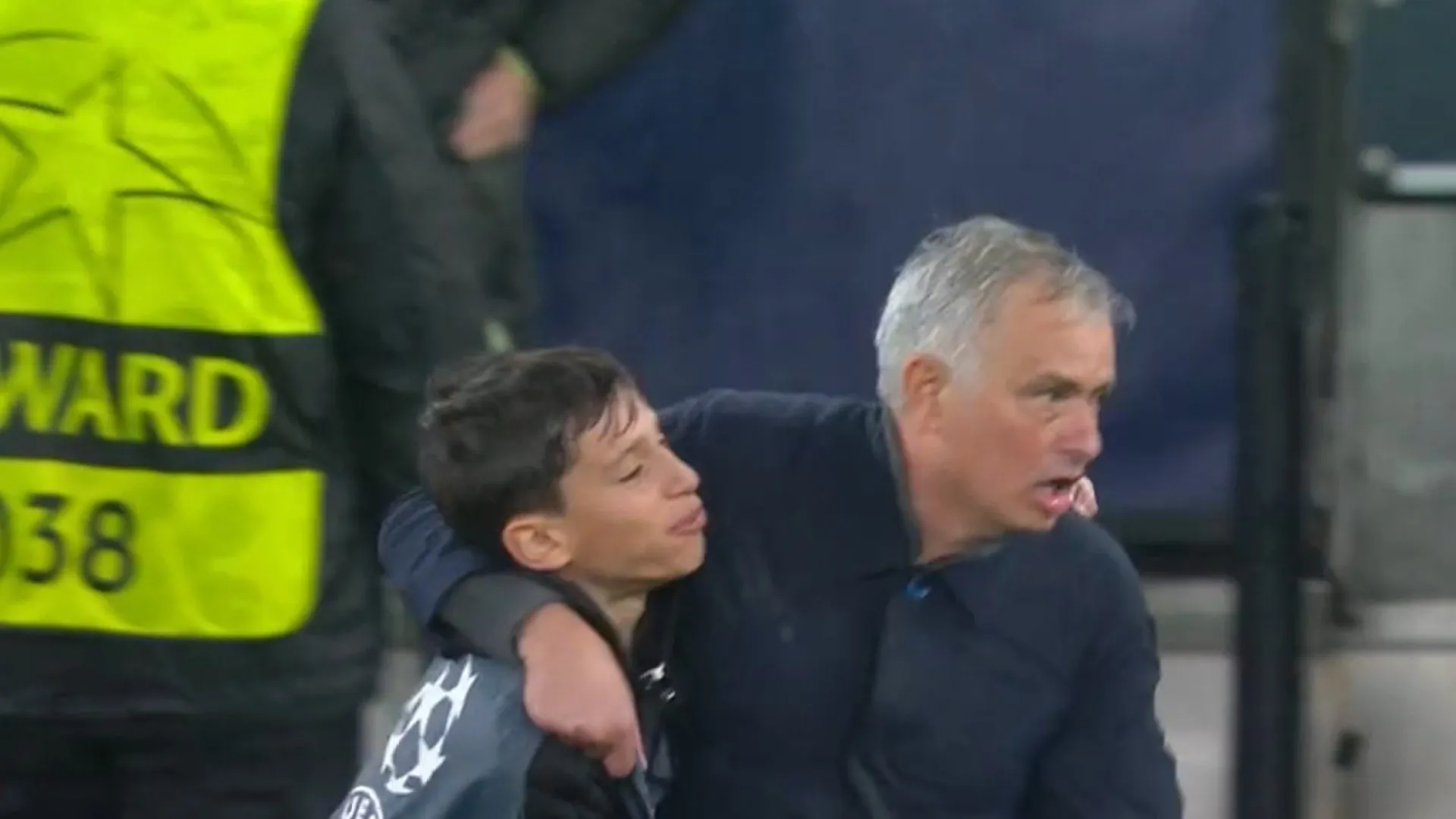 
                    O festejo de Mourinho após o golo de Trubin que está a dar que falar
                