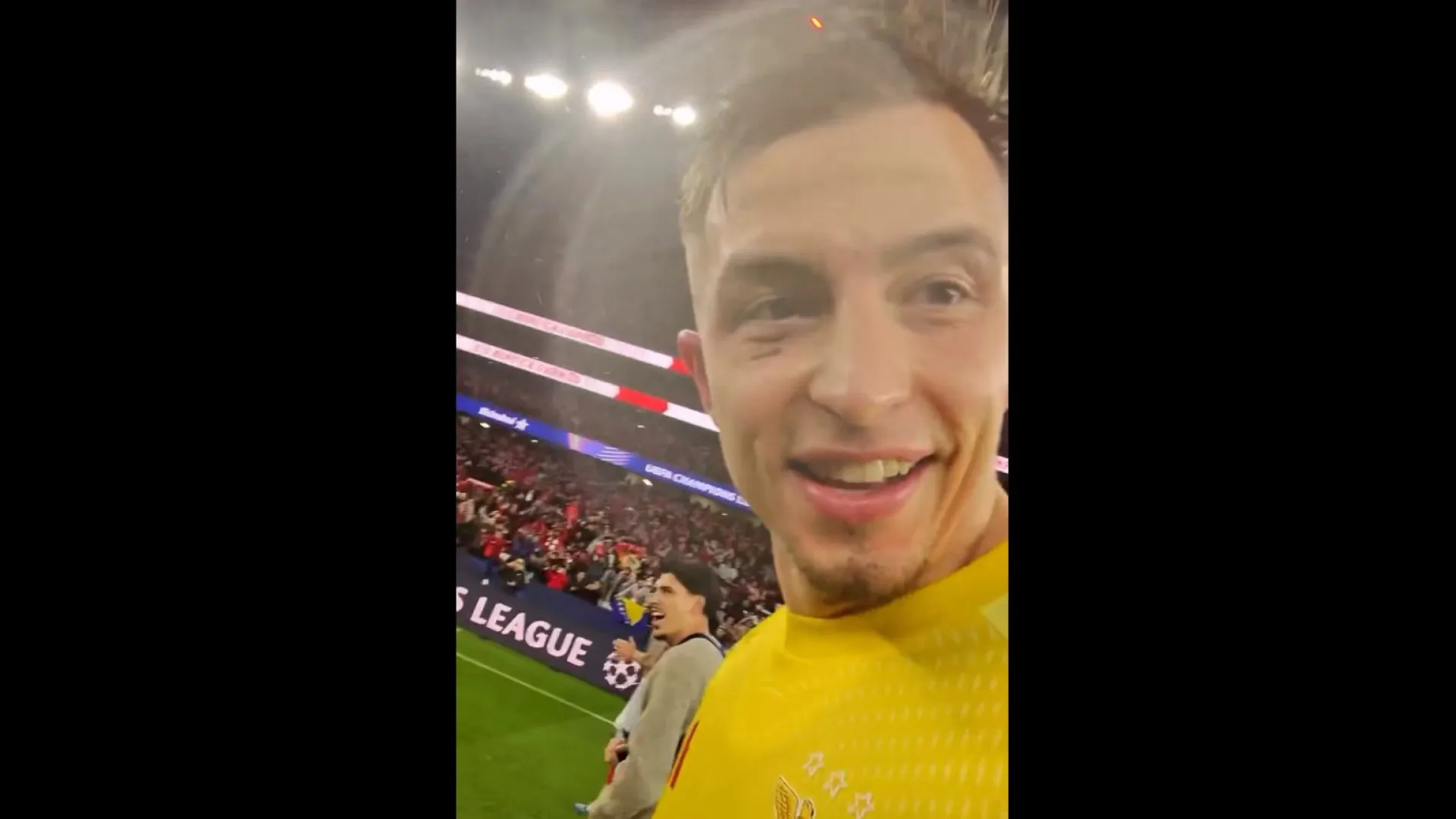 
                    A festa do Benfica no relvado e no balneário aos olhos de Sidny Cabral
                