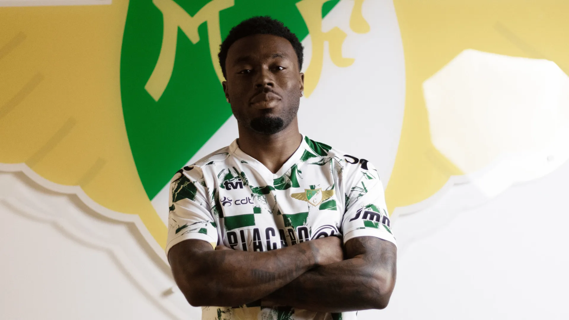 
                    Oficial: Médio Nile John deixa Feirense e reforça Moreirense
                