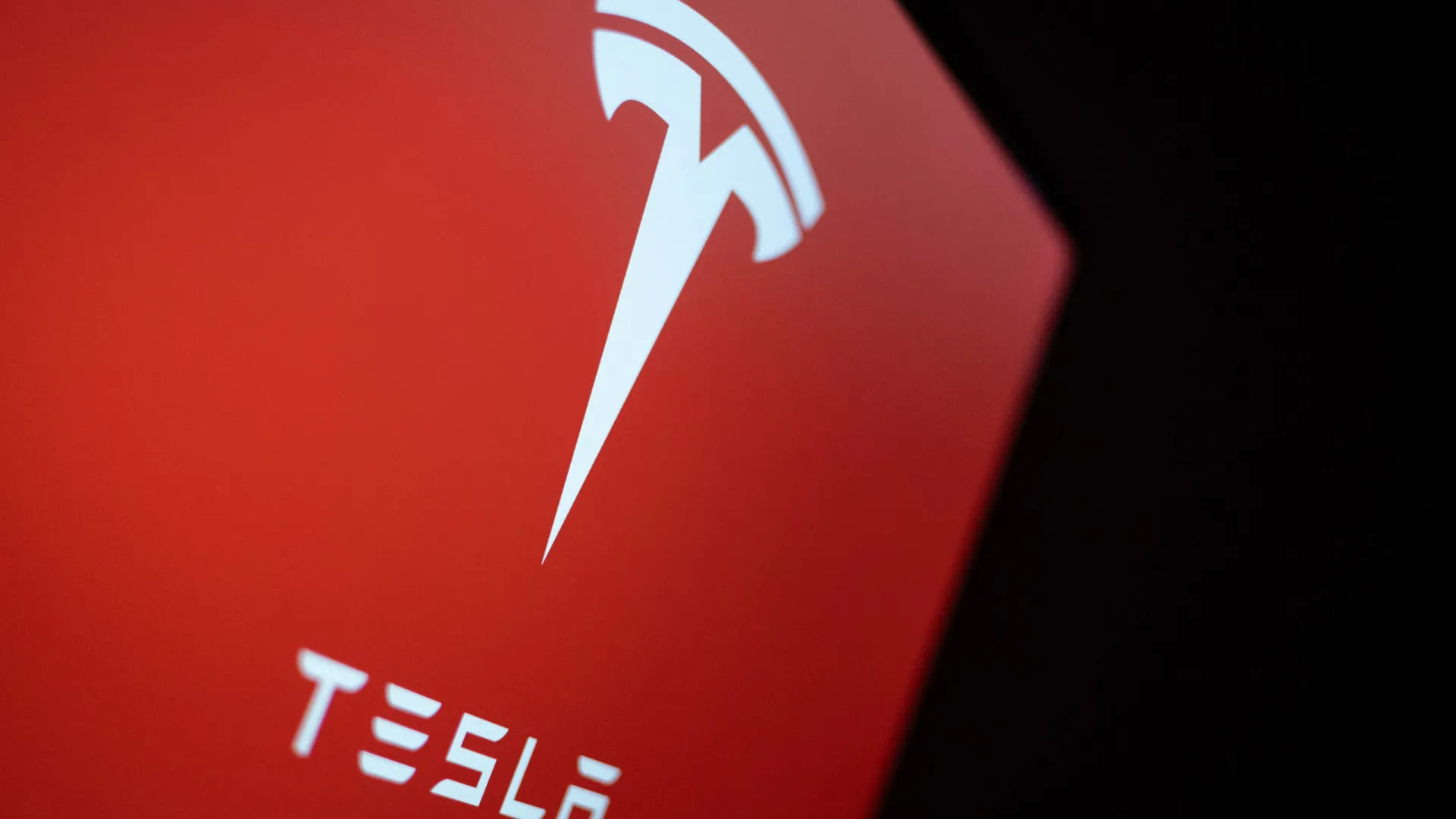 
                    Um ano para esquecer: Receitas da Tesla baixaram pela primeira vez
                