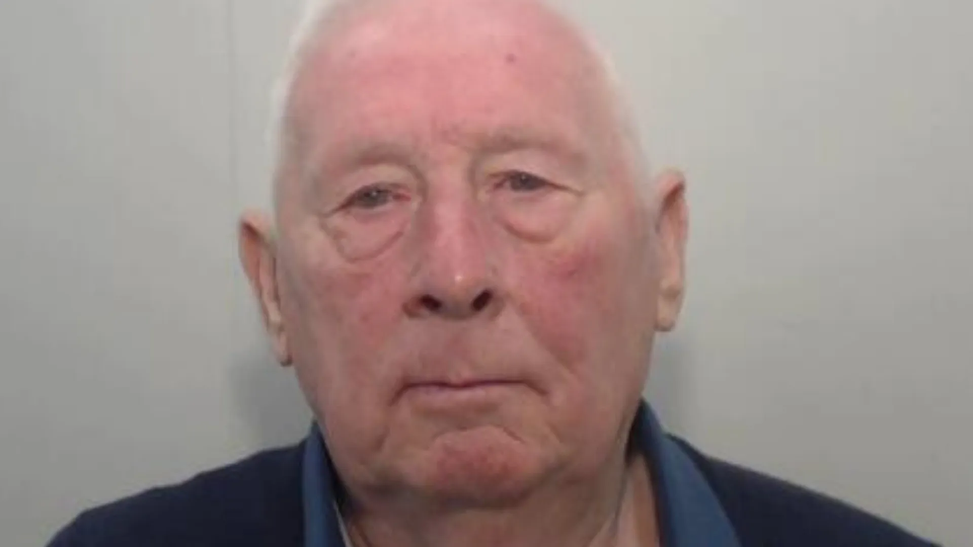 
                    Inglaterra. Idoso vence lotaria e cria império de drogas falsificadas
                