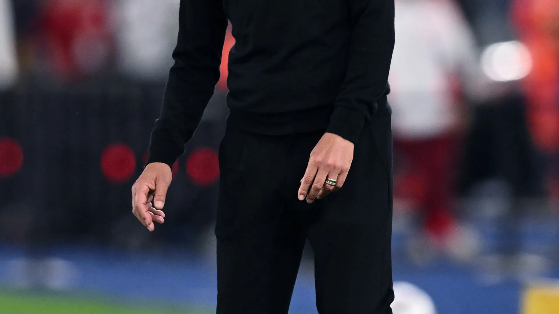 
                    Reação ao carinho de Sério Conceição para mulher. 