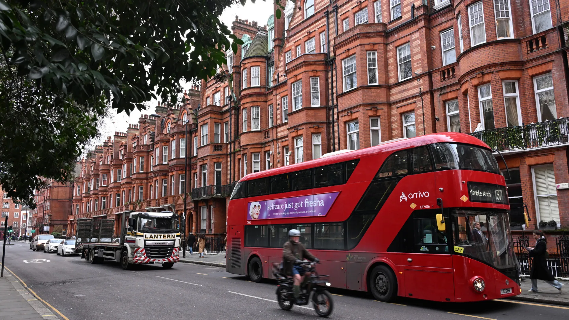 
                    Motorista de autocarro persegue ladrão a bordo e é despedido
                