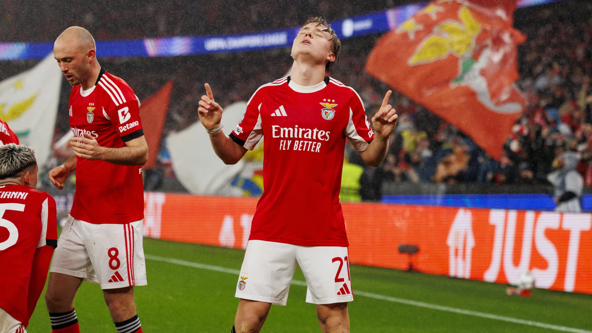 
                    Dupla de heróis do Benfica na Champions distinguidos com prémio da UEFA
                