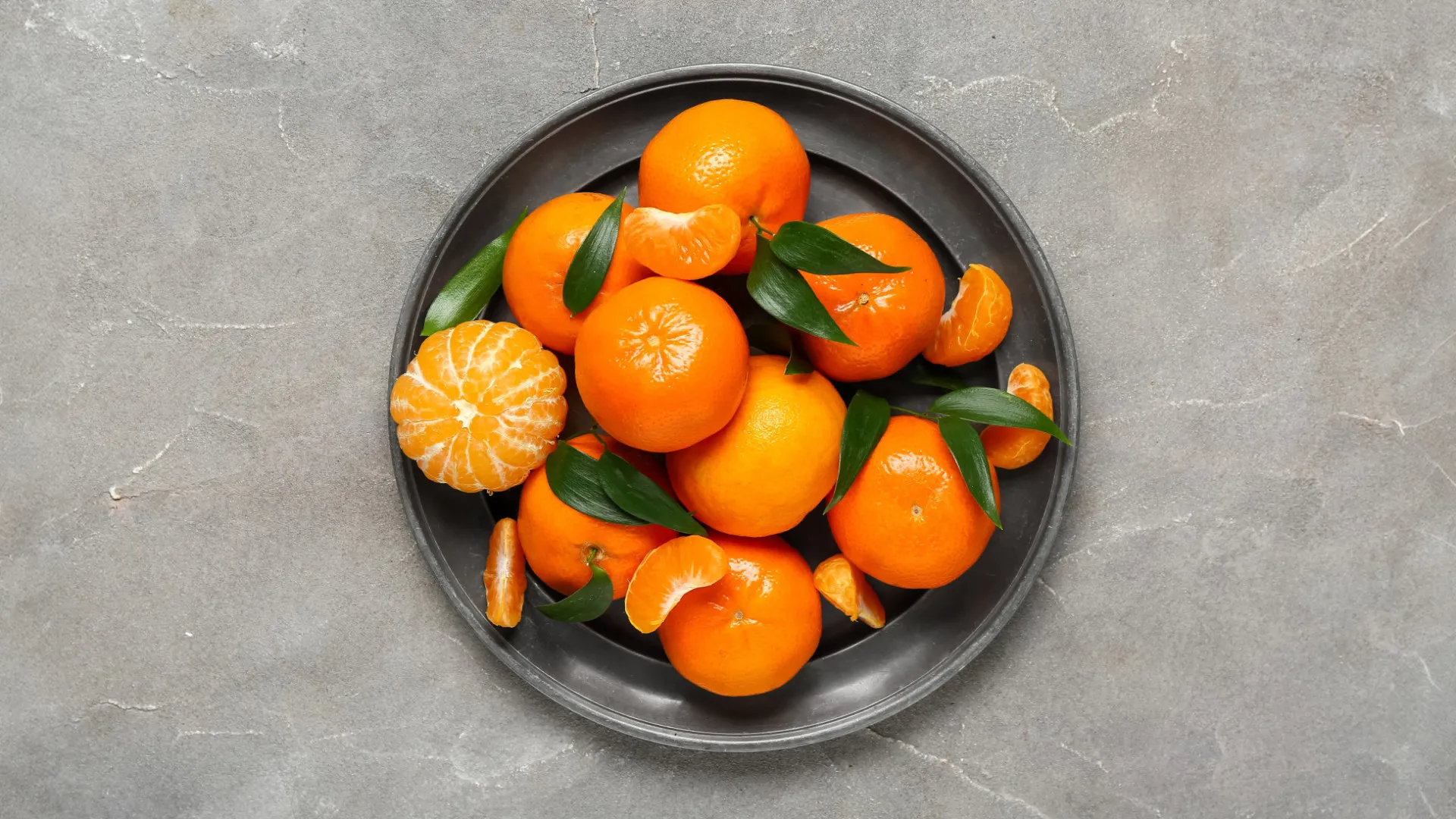 
                    Lavar as tangerinas antes de descascar? Sim e a razão é muito simples
                