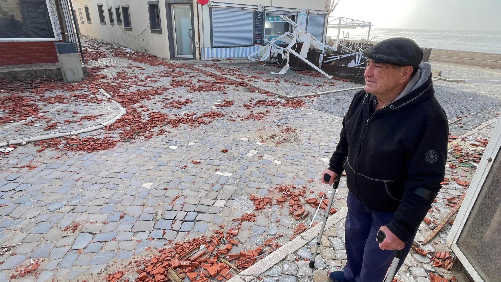 
                    Falta de comunicações leva Batalha a distribuir avisos em papel porta-a-porta
                
