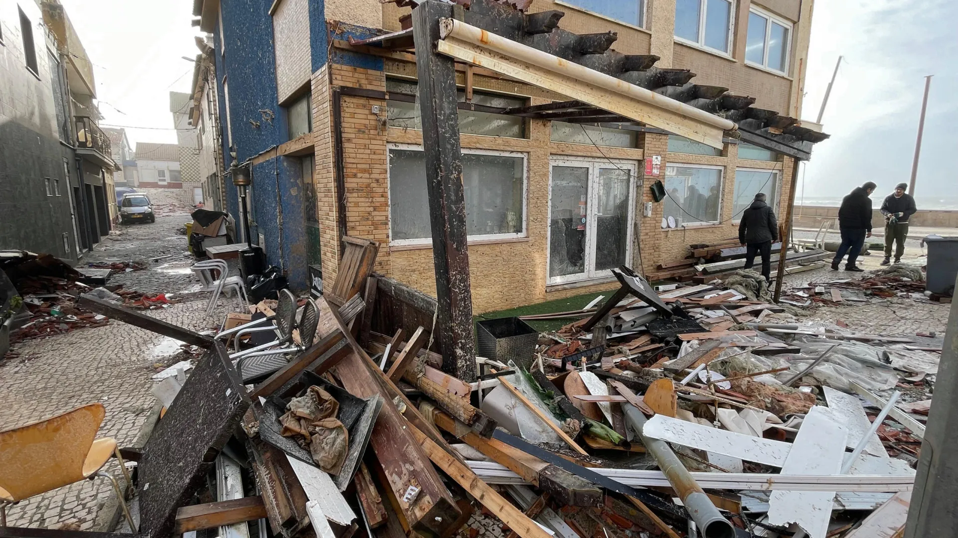 
                    Escolas em Leiria continuam fechadas até terça-feira devido ao temporal
                