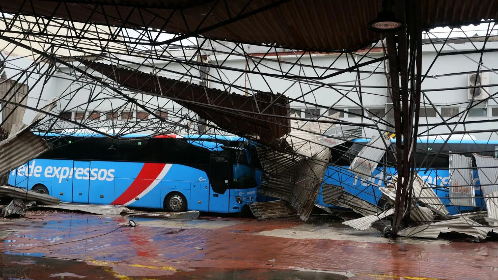 
                    AO MINUTO: Mais de 2 mil ocorrências; Milhares incontactáveis (e sem luz)
                
