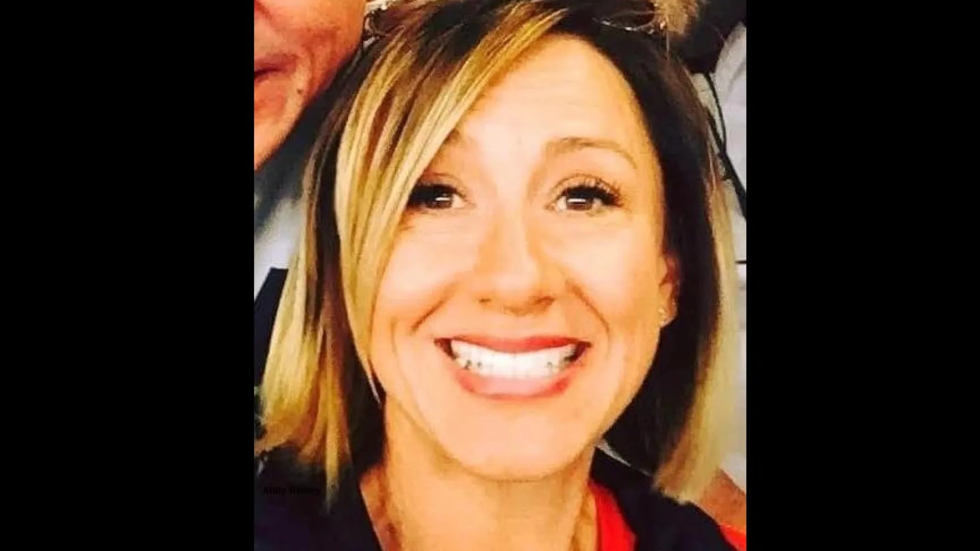 
                    Mulher encontrada morta em caixote do lixo. Suspeito é o filho adotivo
                