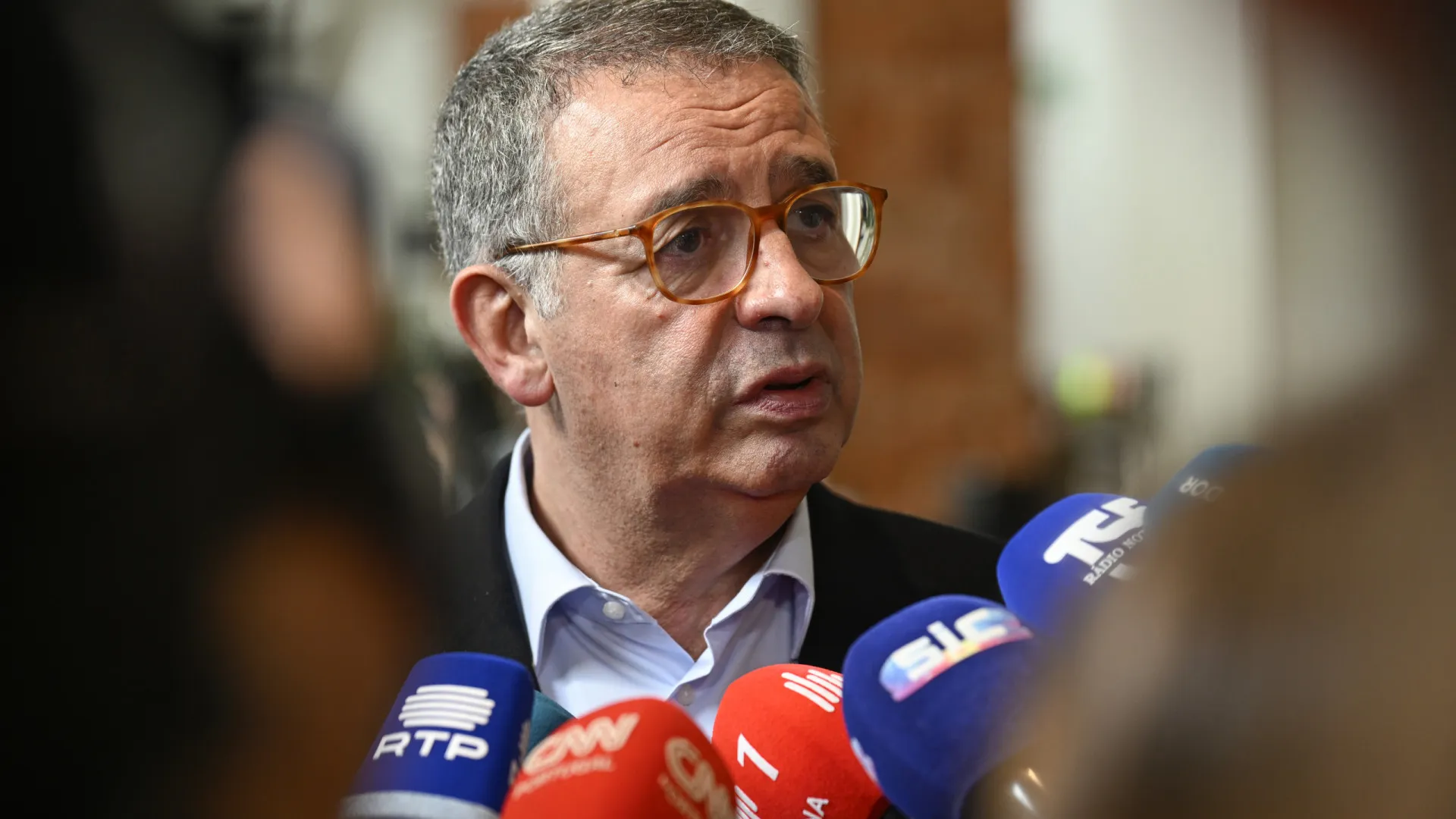 
                    Seguro cancela campanha da manhã para voltar sozinho a zonas afetadas
                