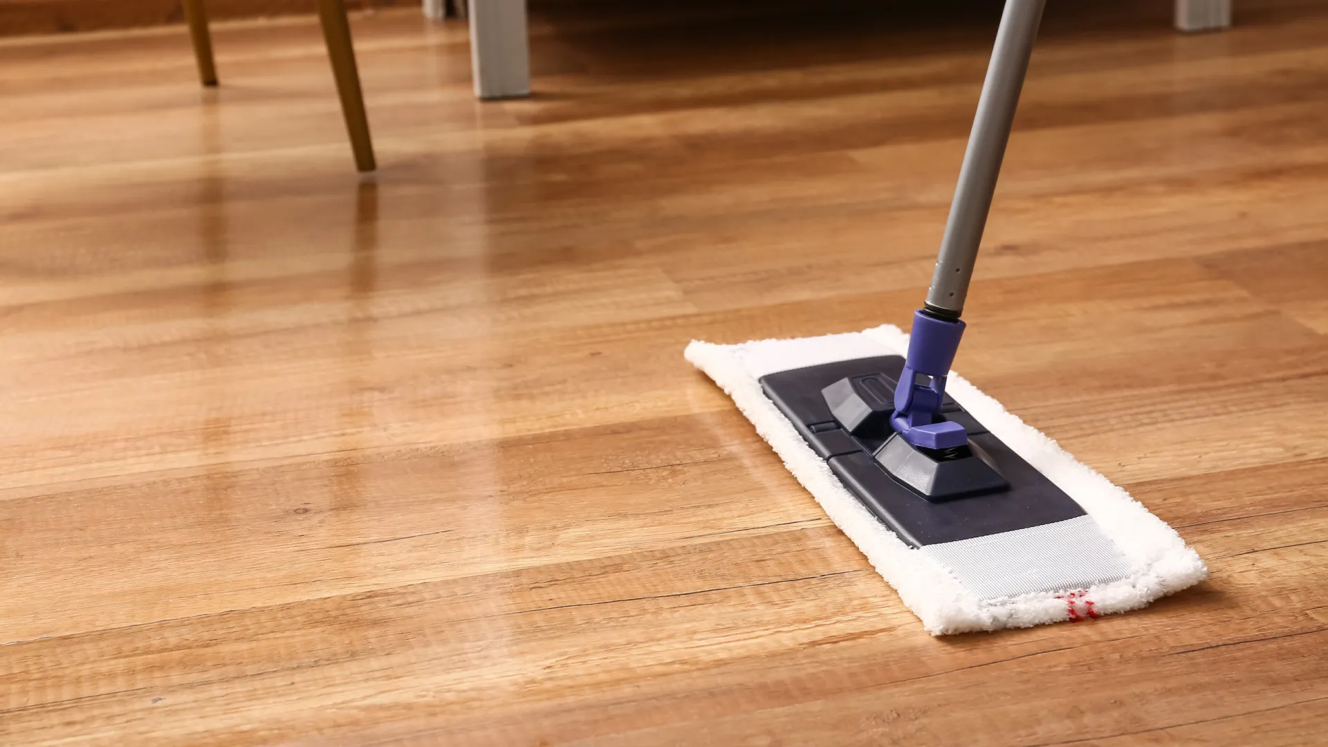 
                    Como limpar o chão flutuante. Aponte estas dicas que o vão ajudar
                