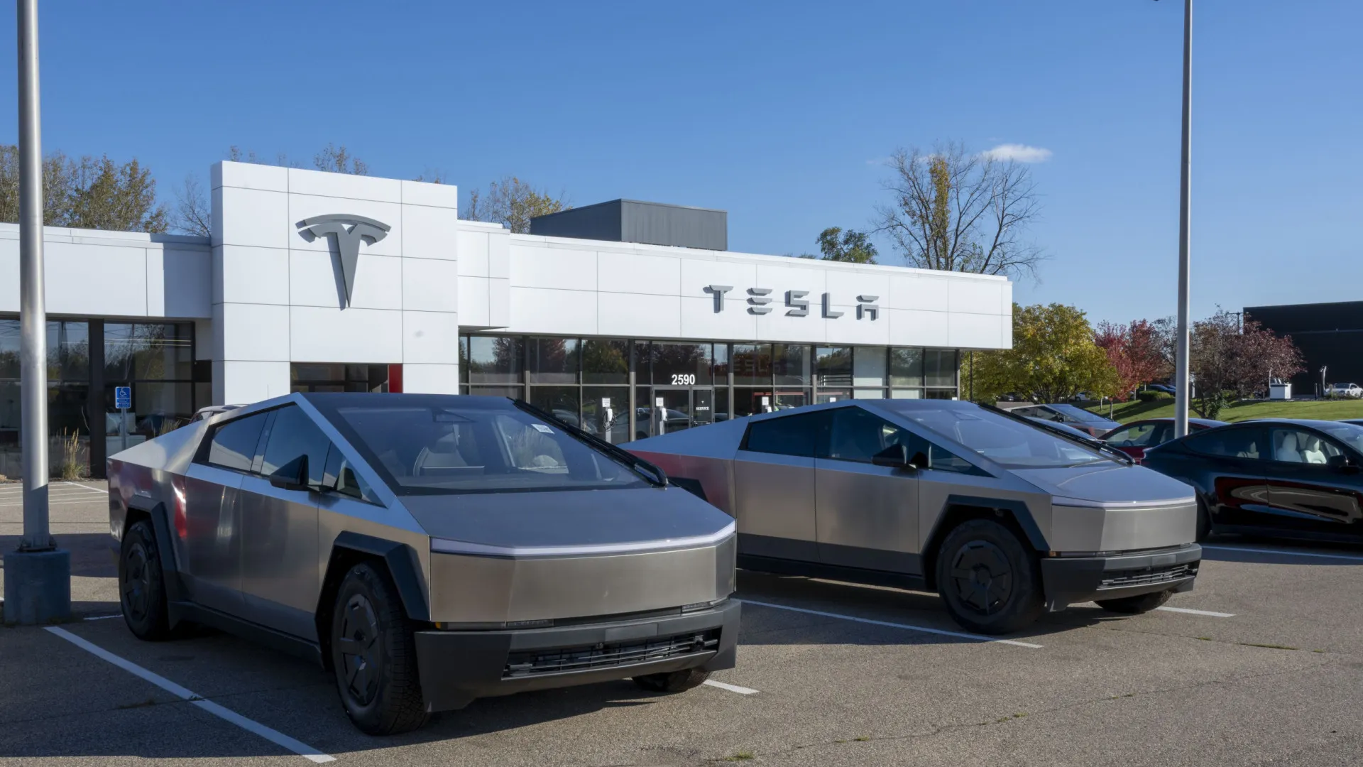 
                    Tesla Cybertruck com futuro 100% autónomo à vista: 