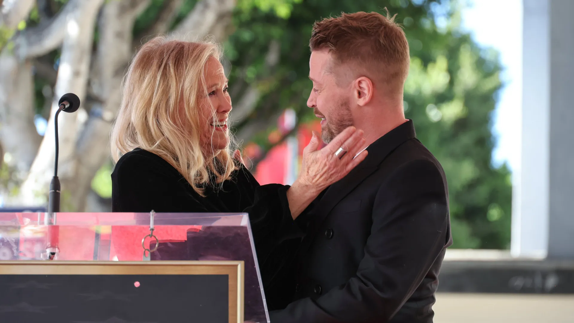 
                    Macaulay Culkin (e outros) reage a morte de Catherine O'Hara. 