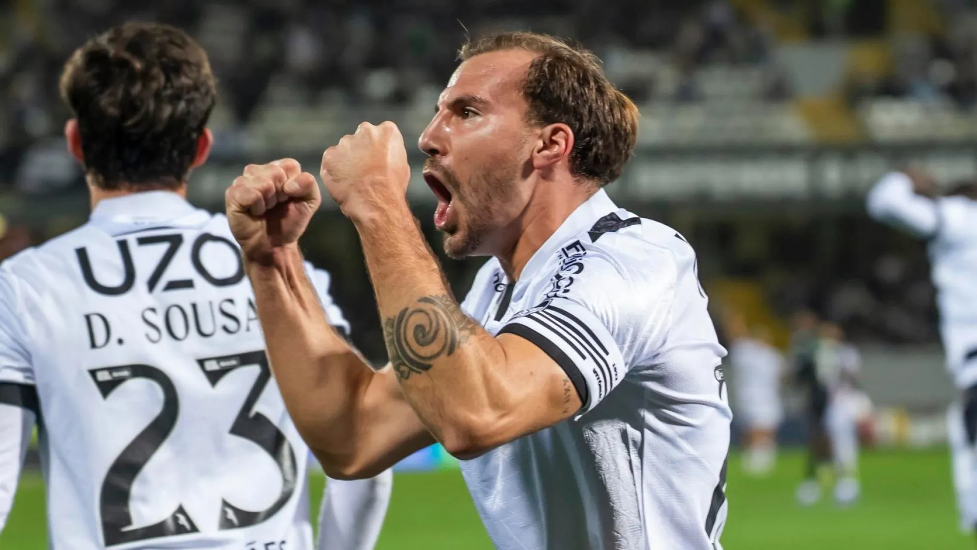 
                    Elas 'Ndoyem', mas matam. Vitória volta a sorrir e vê Europa mais perto
                