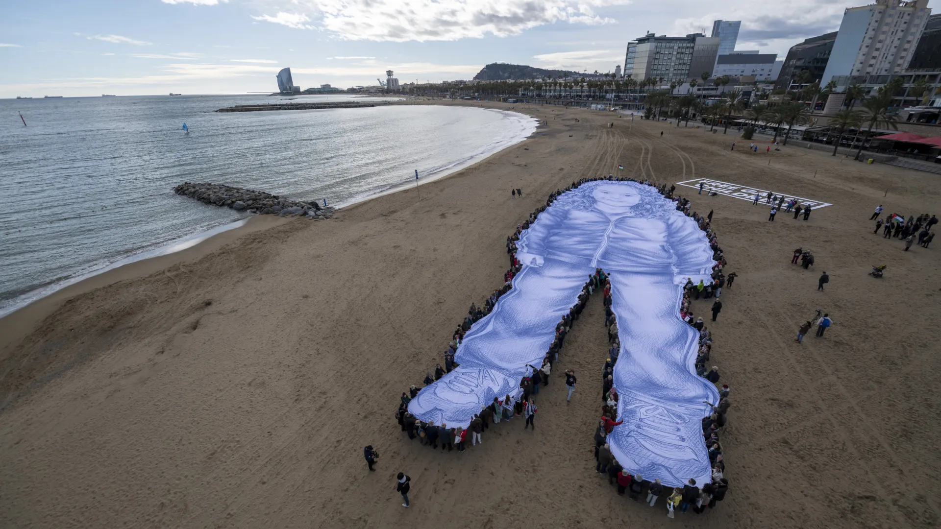
                    Barcelona presta homenagem a Hind Rajab, a menina morta por Israel
                