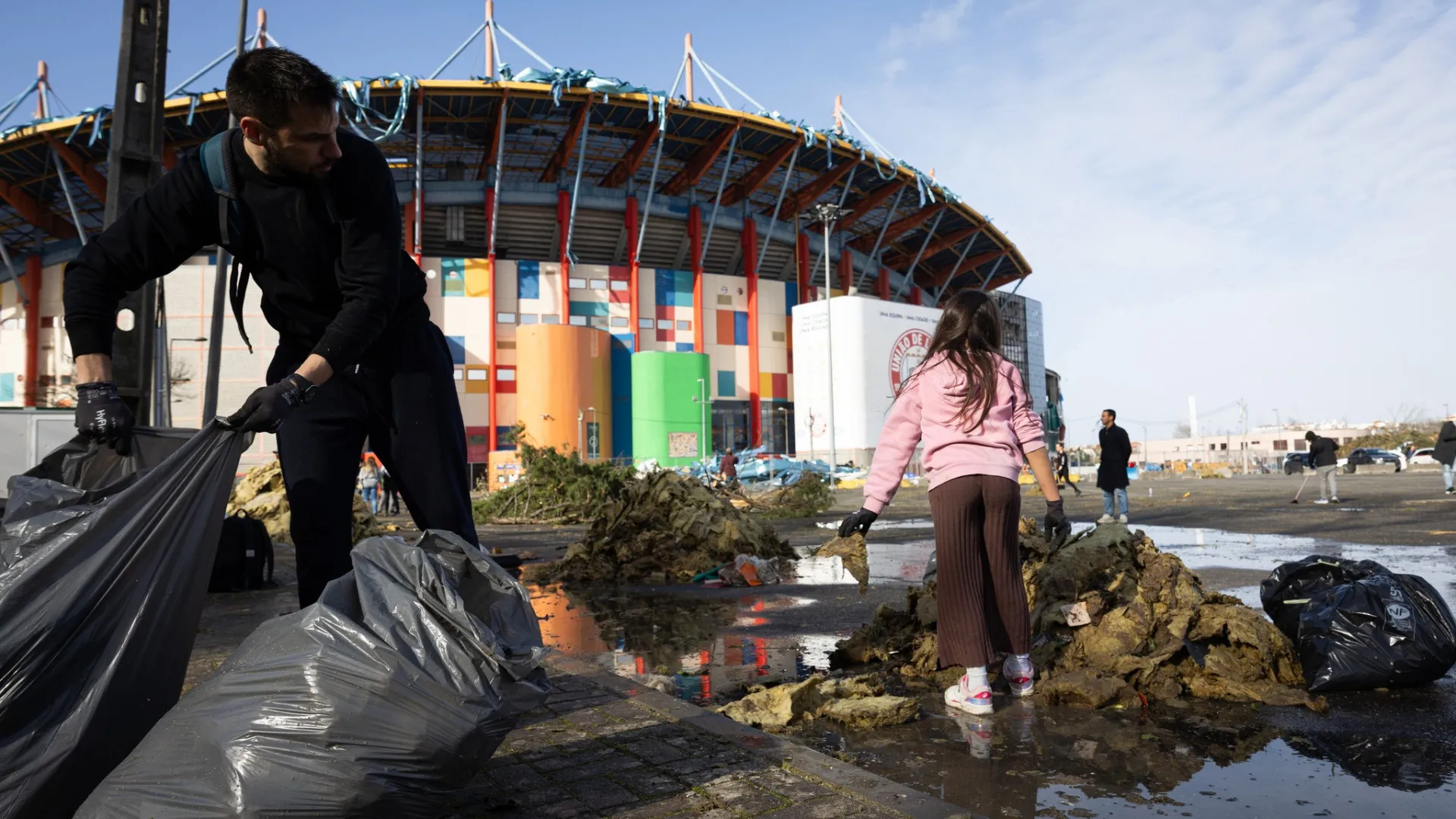 
                    União Leiria mostra ação de limpeza no estádio com ajuda de voluntários
                