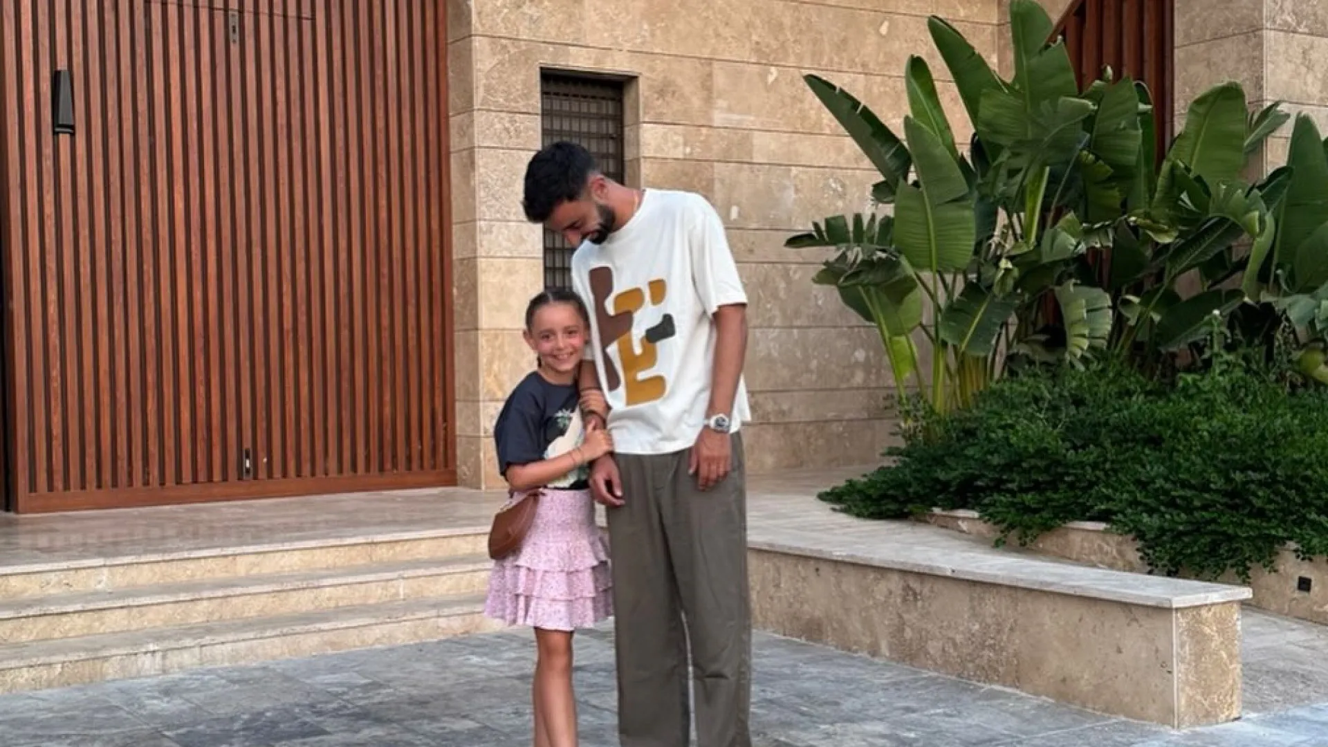 
                    Bruno Fernandes e mulher celebram aniversário da filha mais velha
                