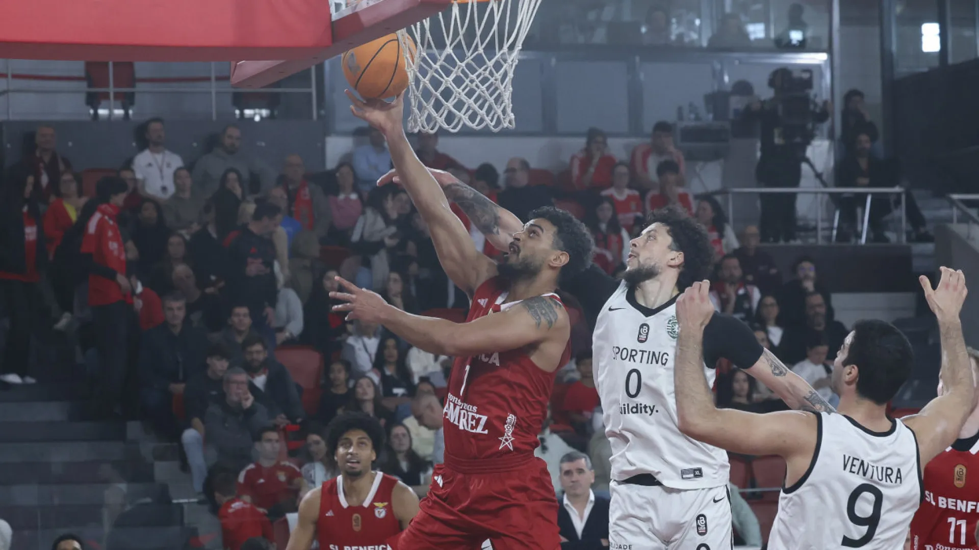 
                    Surpresa total. Sporting amassa Benfica na Luz e fica perto do trono
                