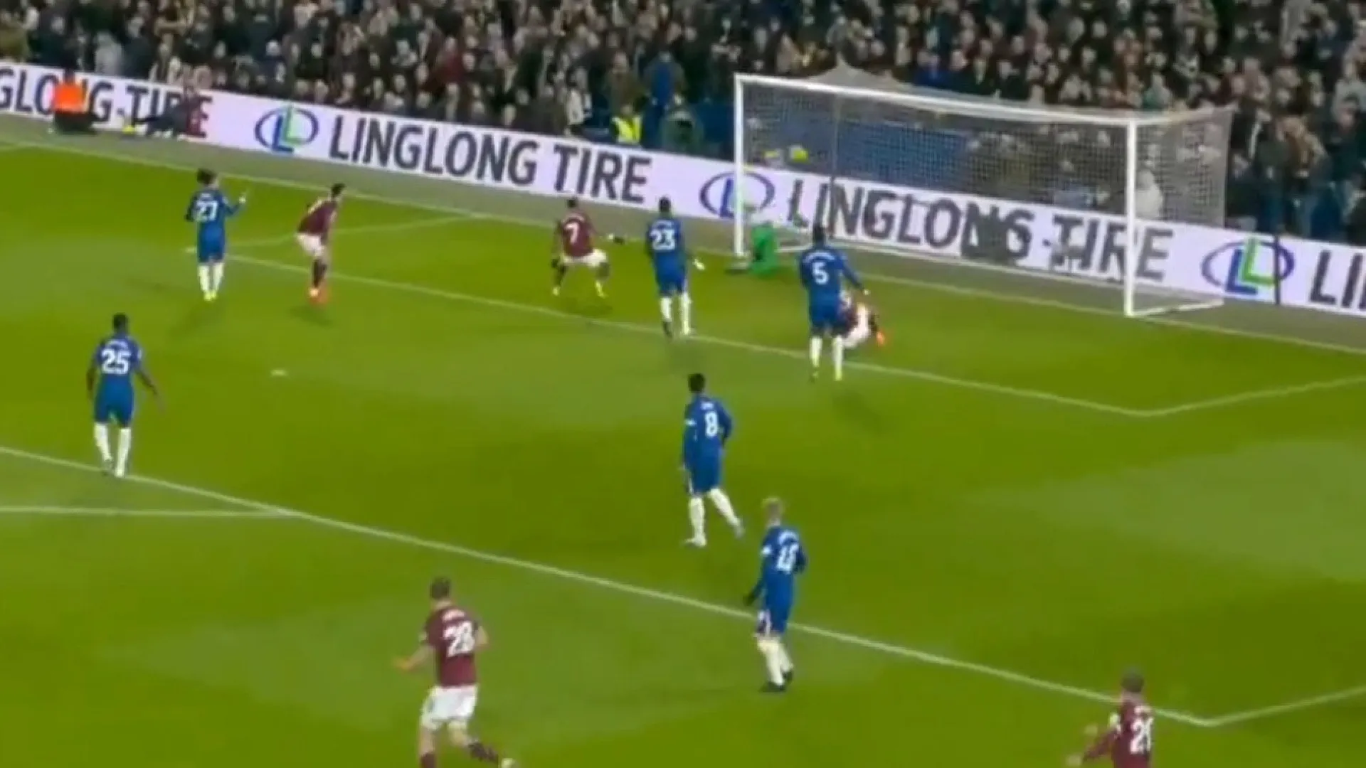 
                    Era para ser cruzamento ou remate? O golo que deixou o West Ham a sorrir
                