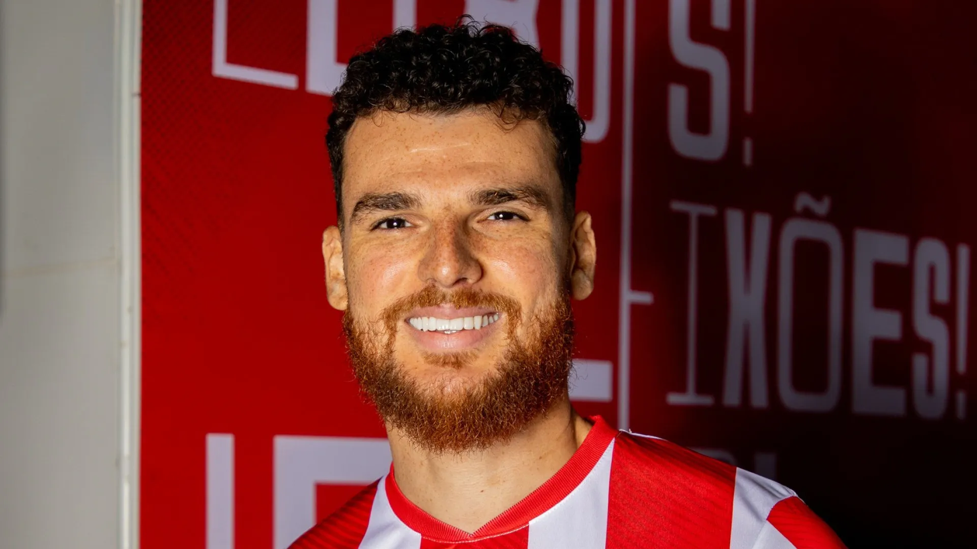 
                    Oficial: Defesa Matheus Costa regressa ao Leixões
                