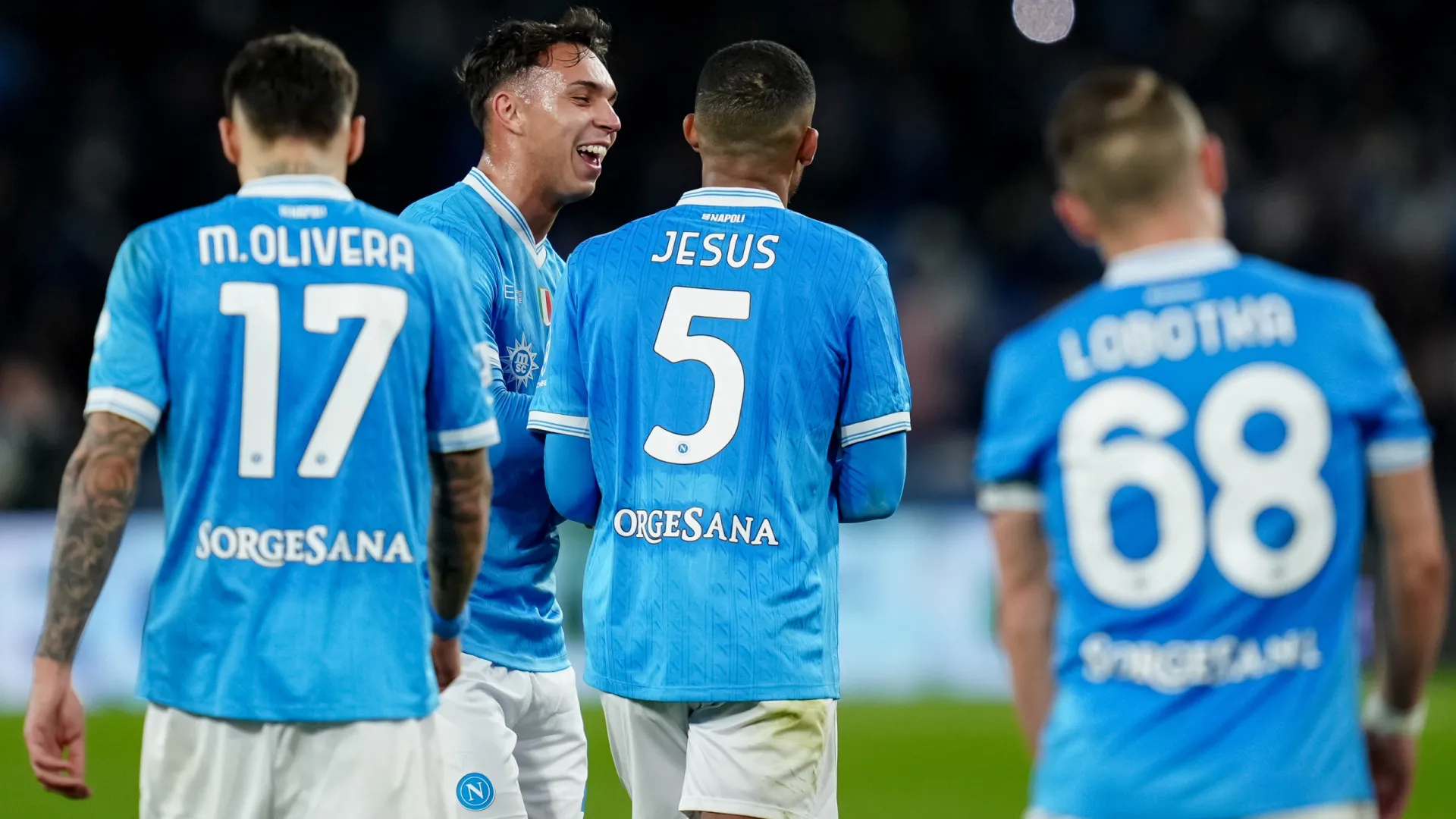 
                    Campeão Napoli regressa aos triunfos em Itália
                