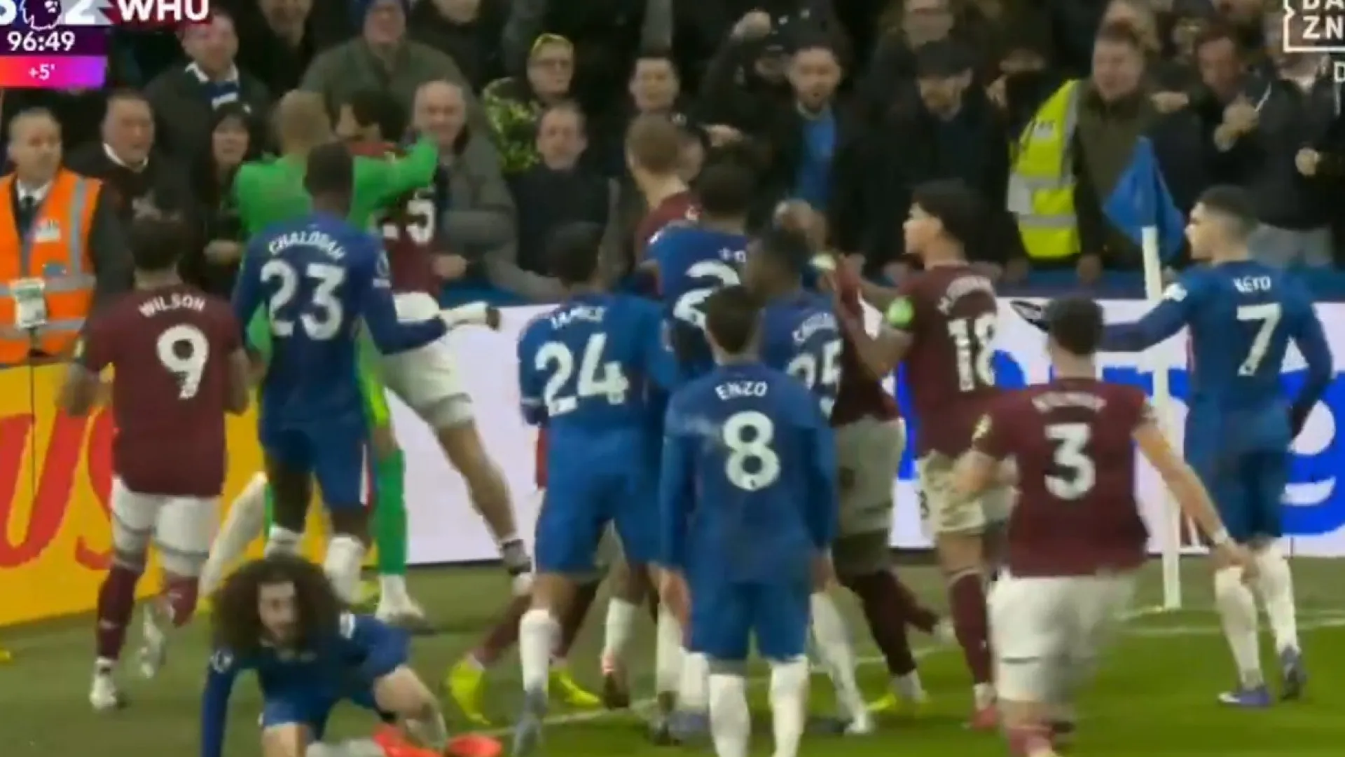 
                    Caldo entornado. Ex-Benfica expulso por isto após final tenso no dérbi
                