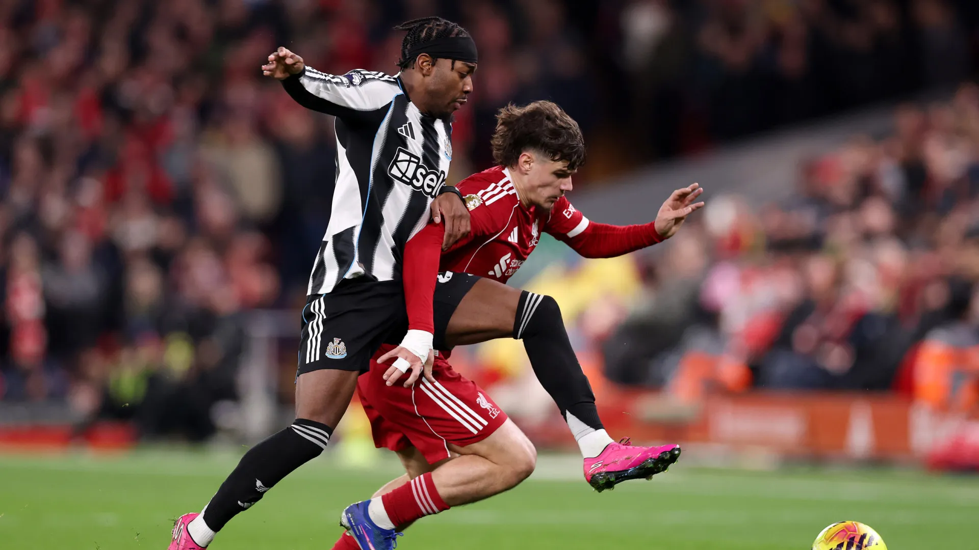 
                    EM DIRETO: Liverpool goleia Newcastle. Man. United vai receber Fulham
                