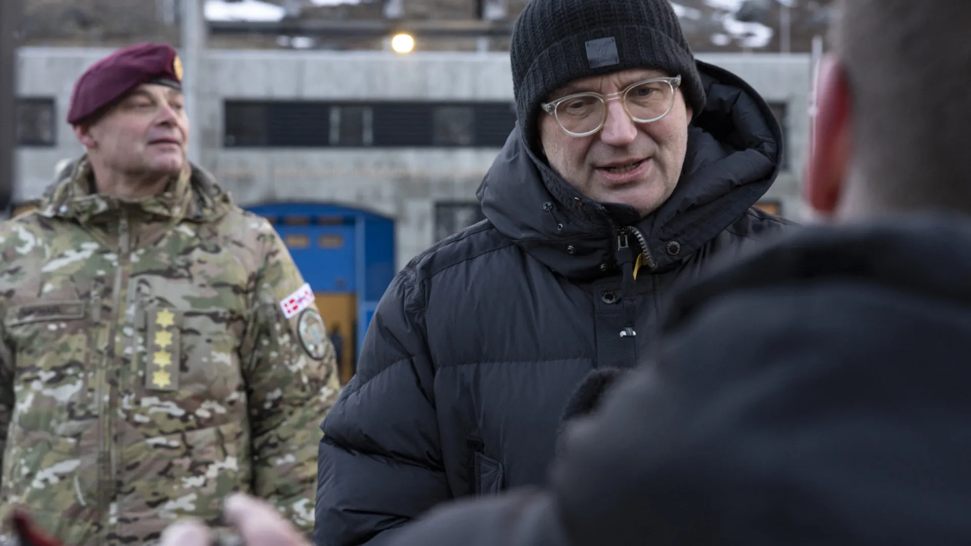 
                    Ministro da Defesa dinamarquês em Nuuk para apaziguar população
                