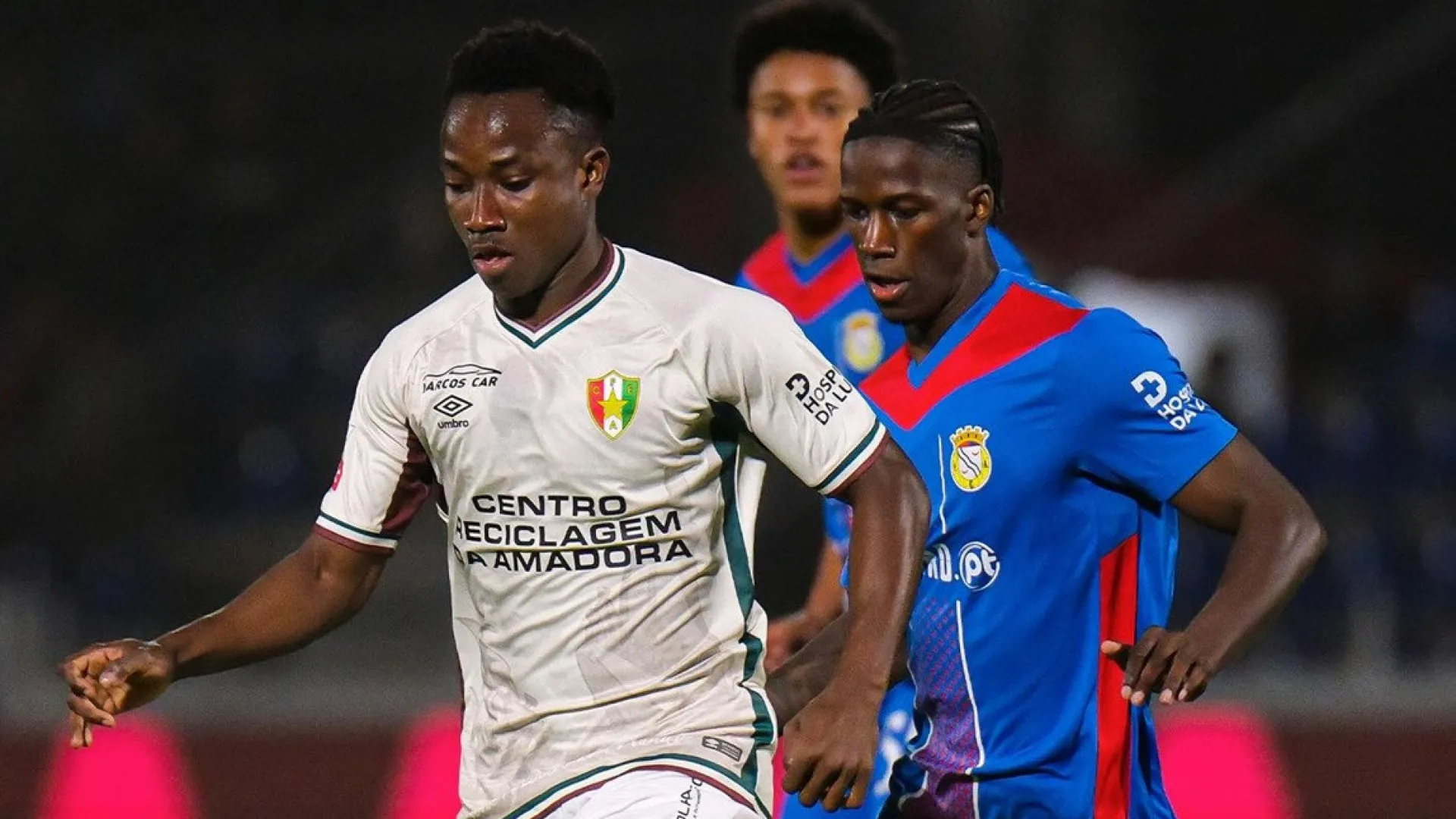 
                    Alverca e Estrela da Amadora empatam com golos 'tardios'
                