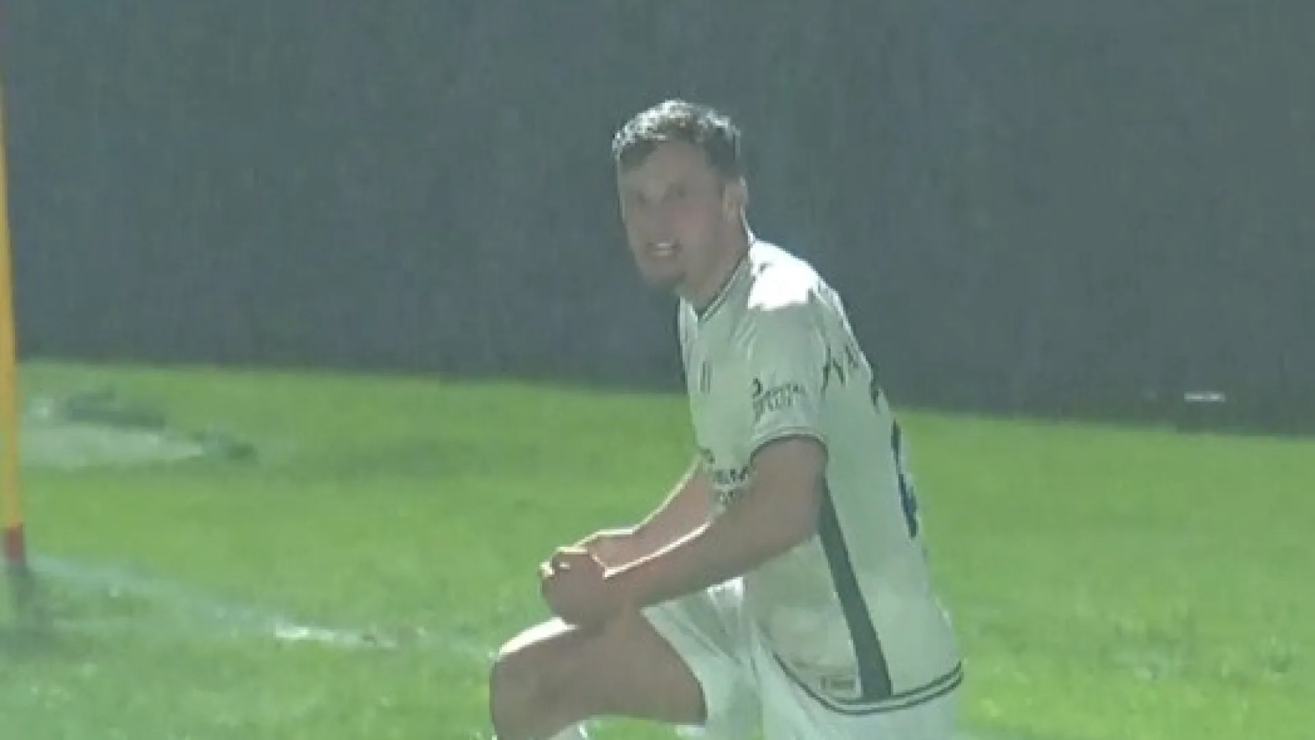 
                    Há um novo Van Hooijdonk à solta em Portugal que marcou este golo
                