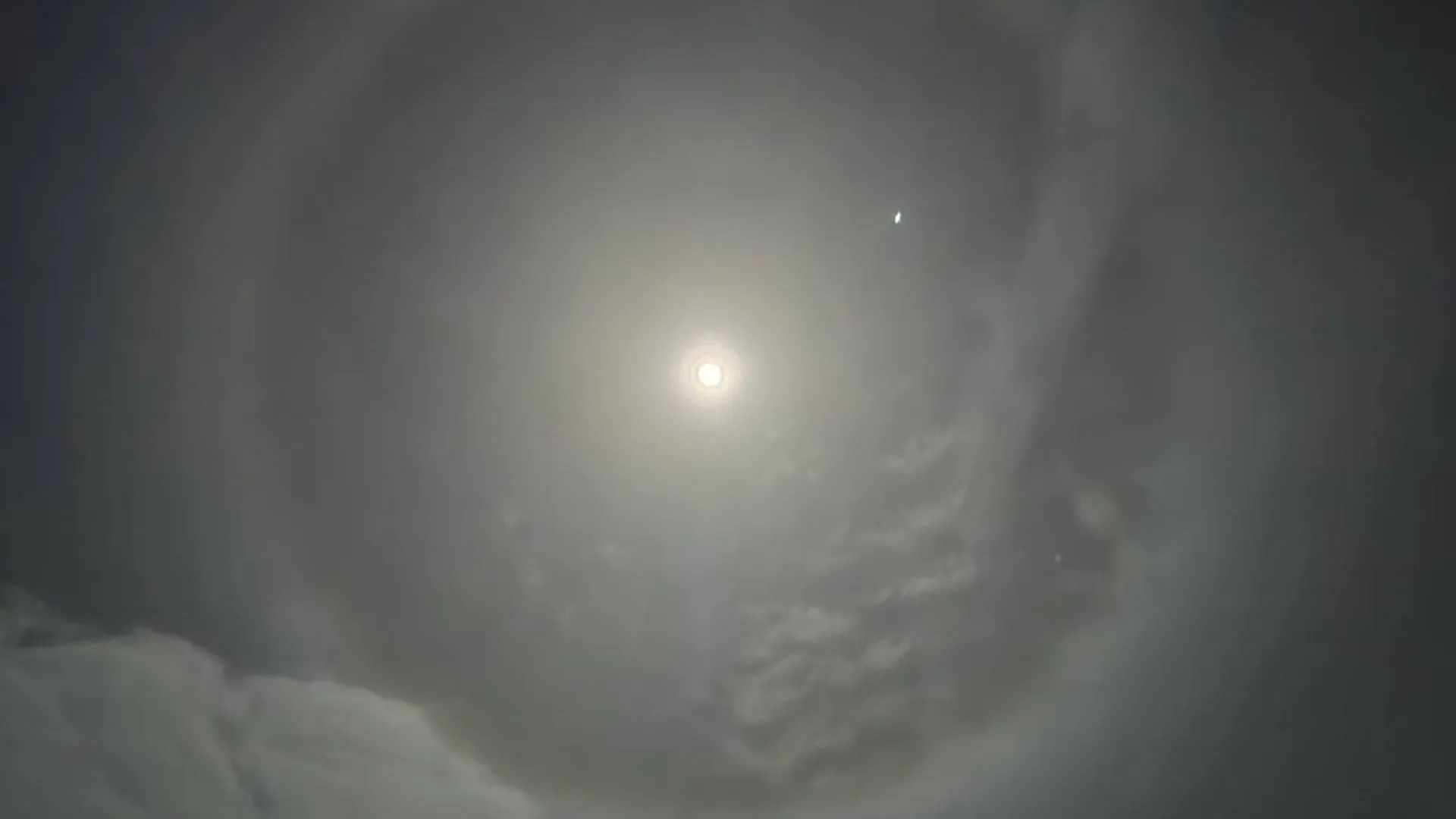 
                    Halo lunar visto durante a noite pelo país. O que é este fenómeno ótico?
                