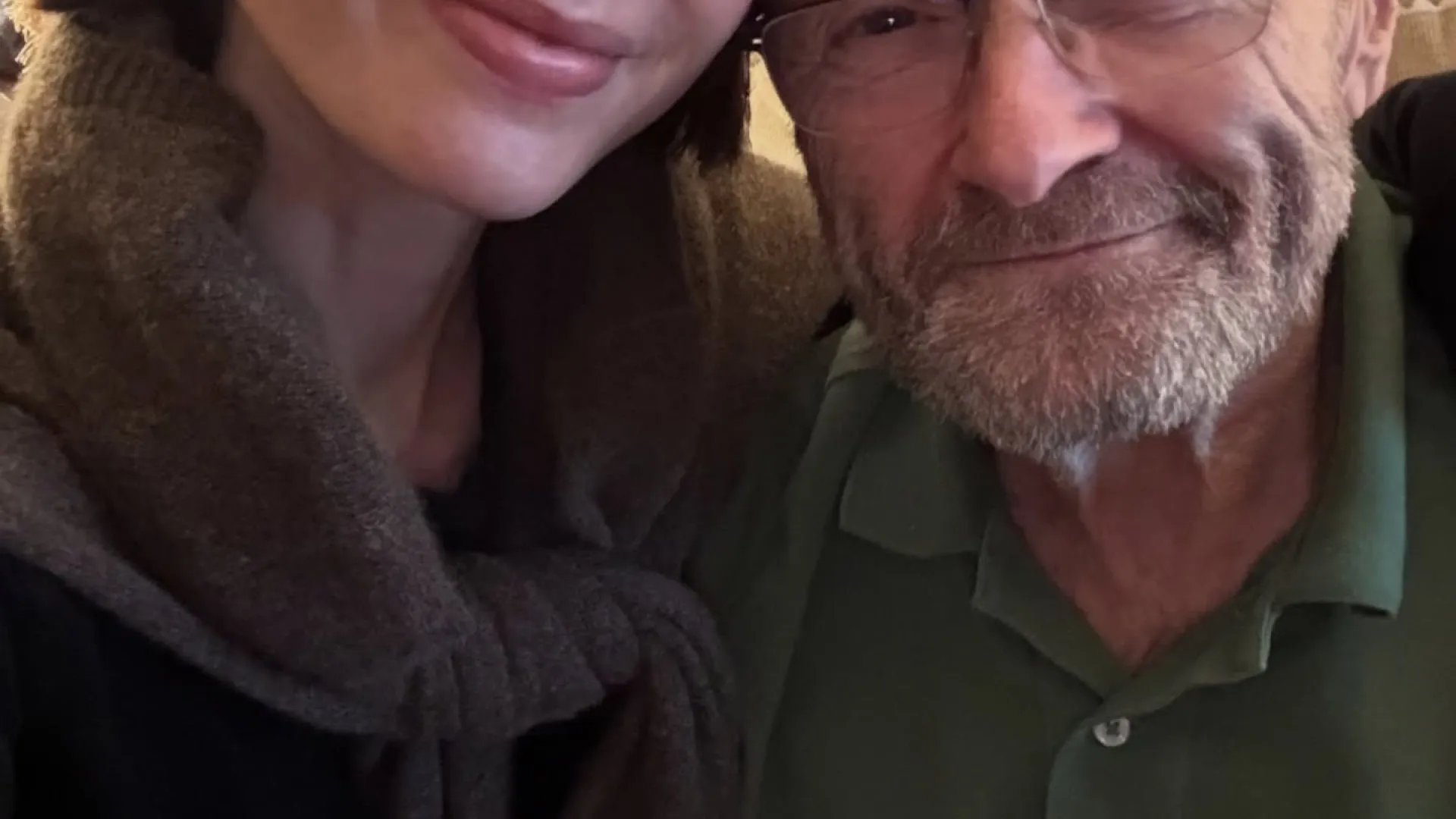 
                    75 anos! Lily Collins homenageia o pai Phil Collins no dia de aniversário
                