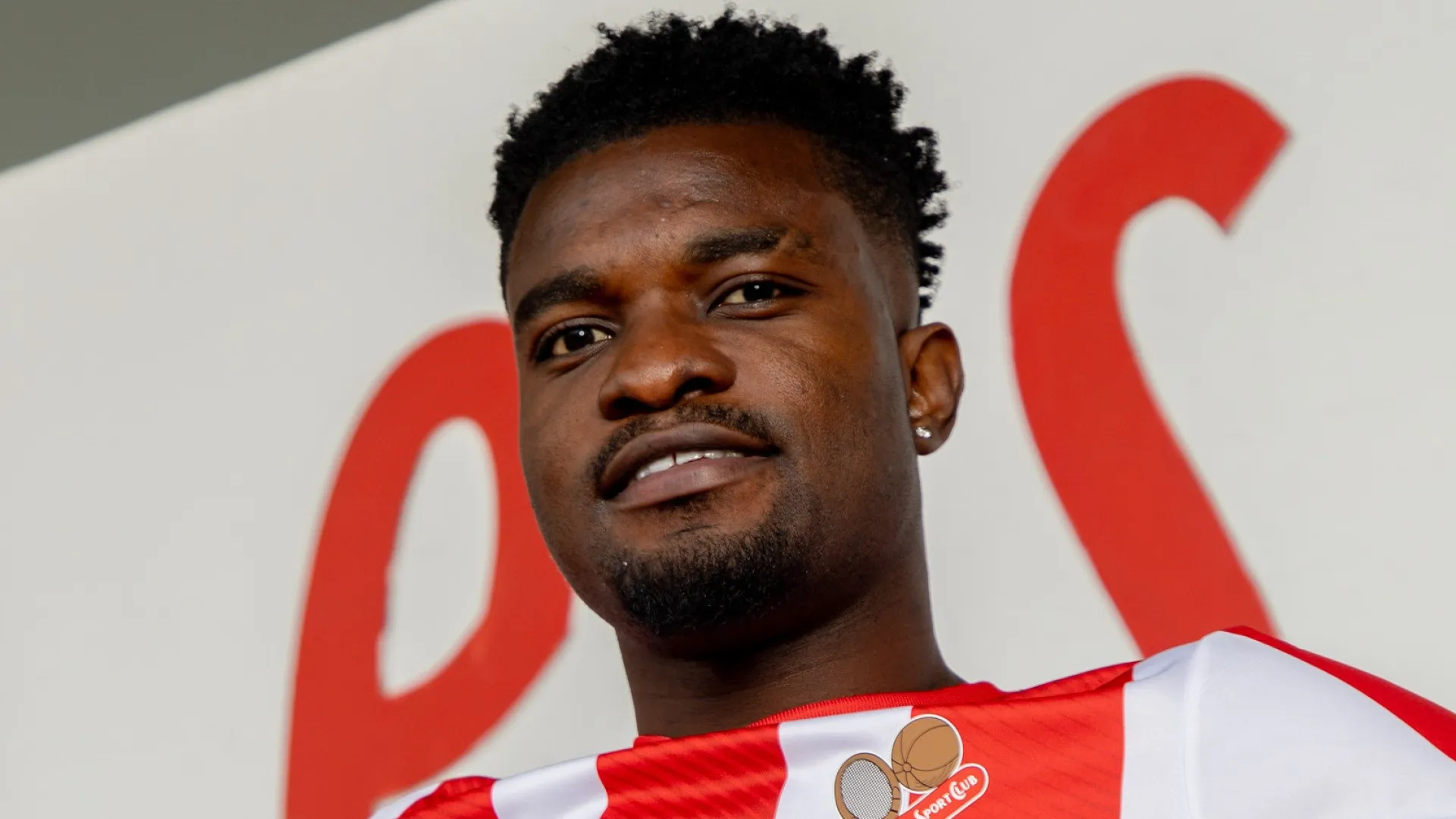 
                    Oficial: Semeu Commey reforça Leixões vindo do Estrela da Amadora
                