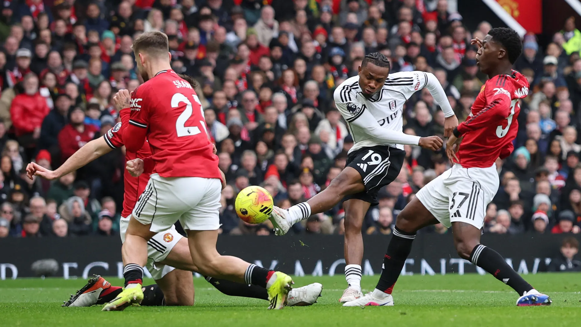 
                    EM DIRETO: Já se joga o United-Fulham (e não só) neste domingo
                