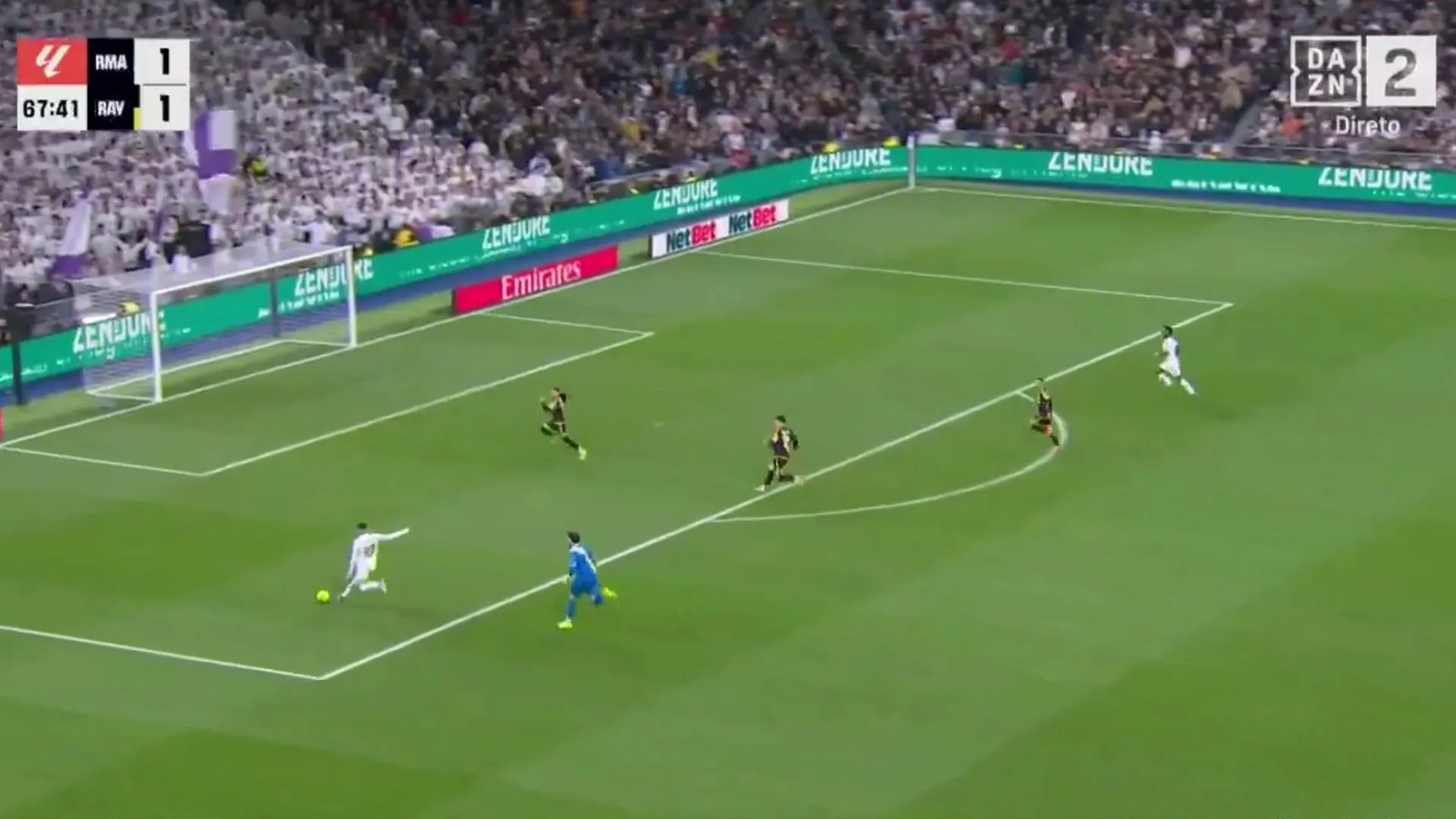 
                    Ver para crer. O falhanço de Mbappé que quase custou caro ao Real Madrid
                