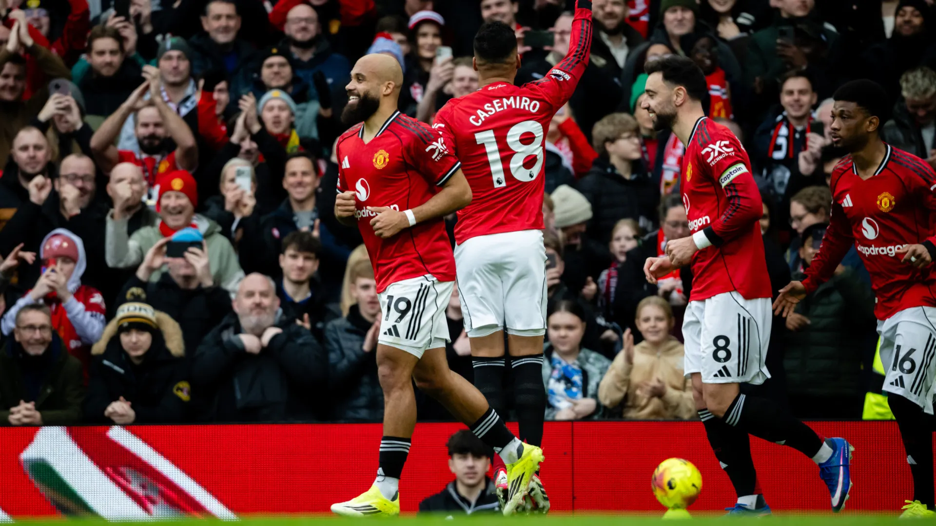 
                    Final de 'loucos' em Old Trafford dá vitória ao United sobre o Fulham
                