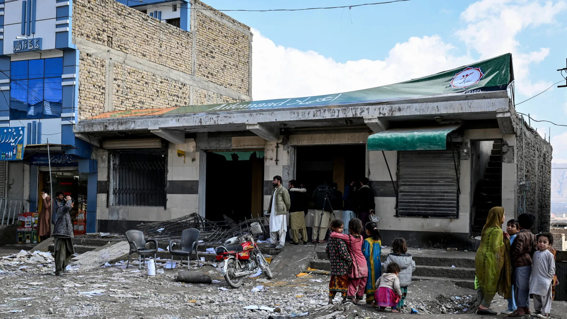 
                    Cerca de 70.000 paquistaneses abandonam casas por receio de conflito
                