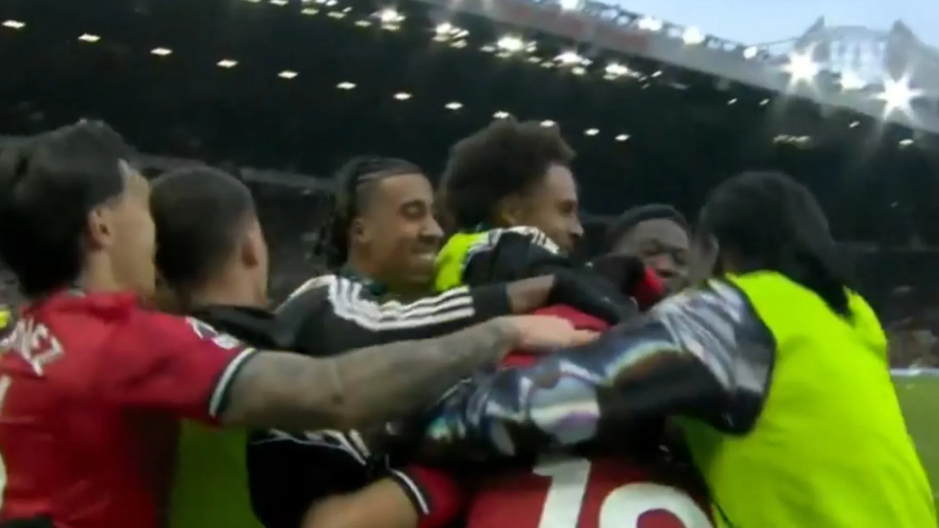 
                    De cortar a respiração. Bruno Fernandes volta a assistir e Sesko faz golo
                