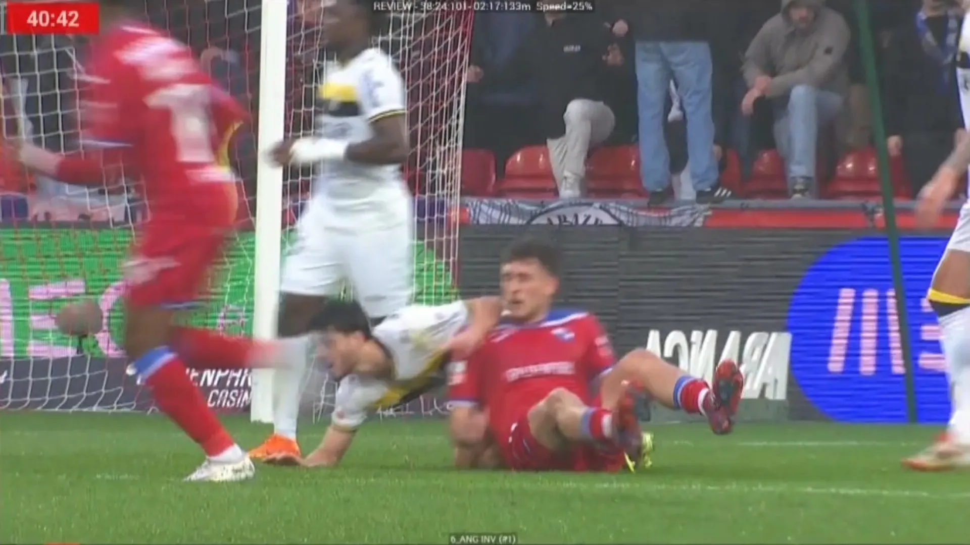 
                    Futebol ou UFC? A expulsão de Mathias de Amorim que vai dar que falar
                