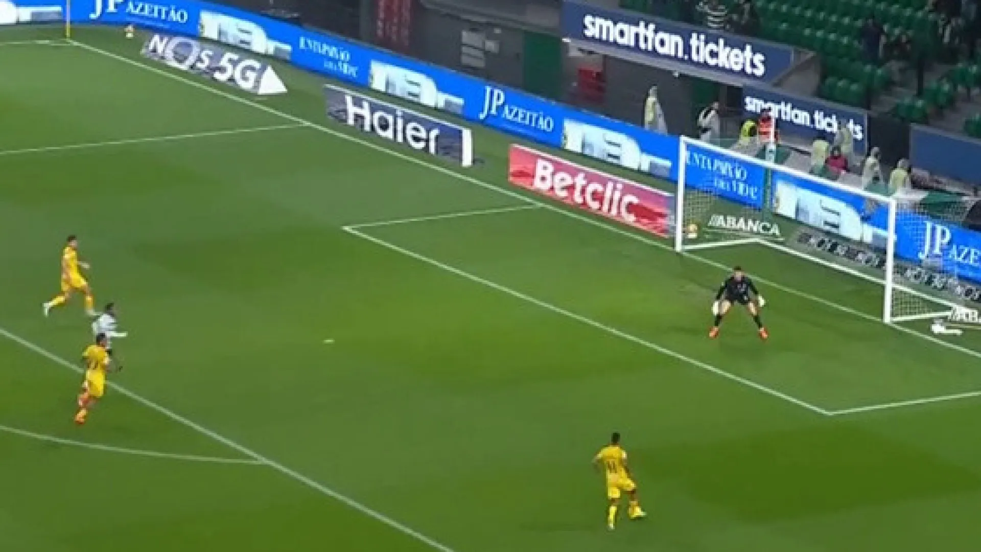 
                    Decisões que valem pontos. Catamo negou golo a Veron com este corte
                