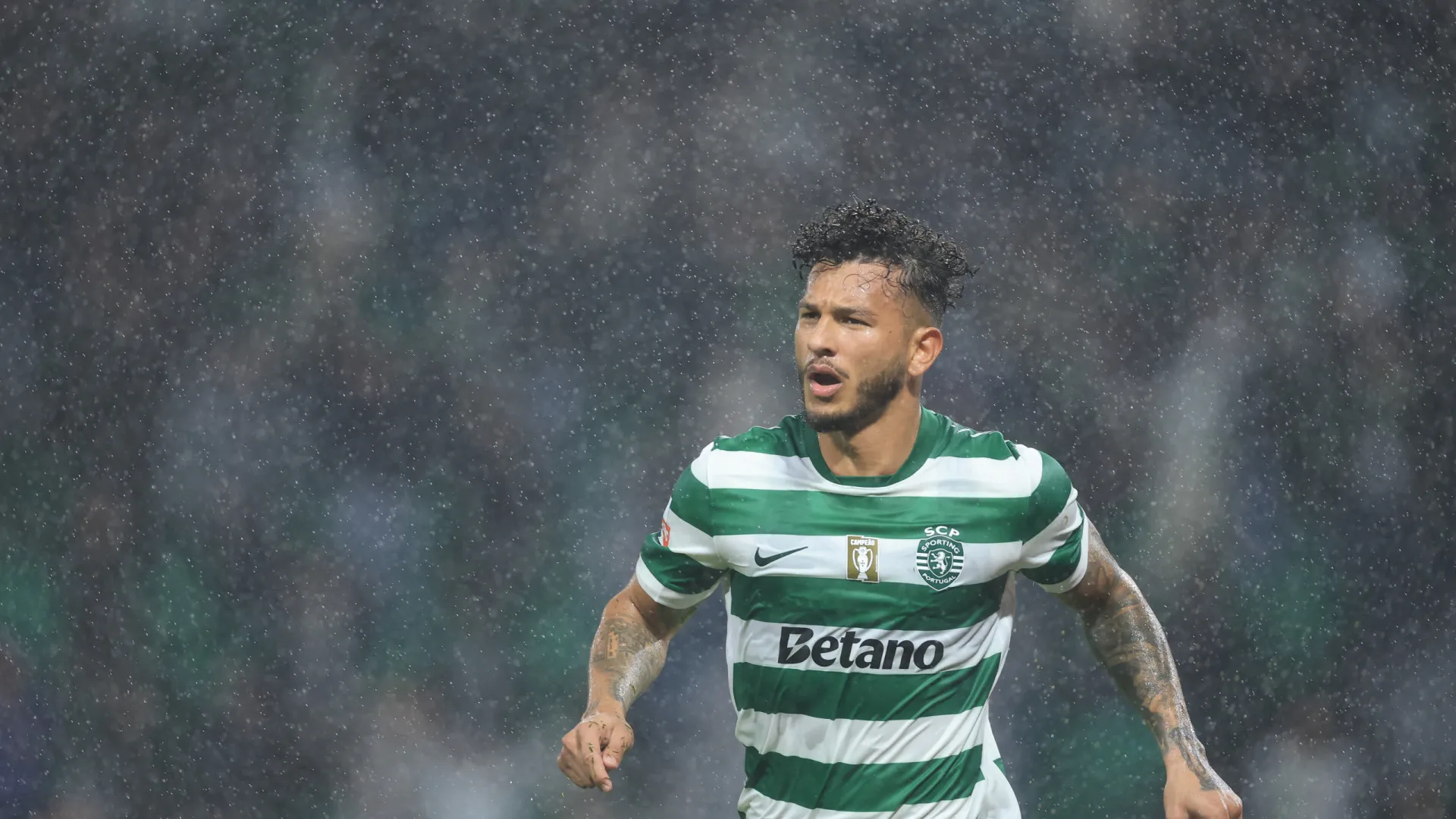 
                    Este Sporting tem estrelinha. Luis Suárez vira herói à beira do fim
                