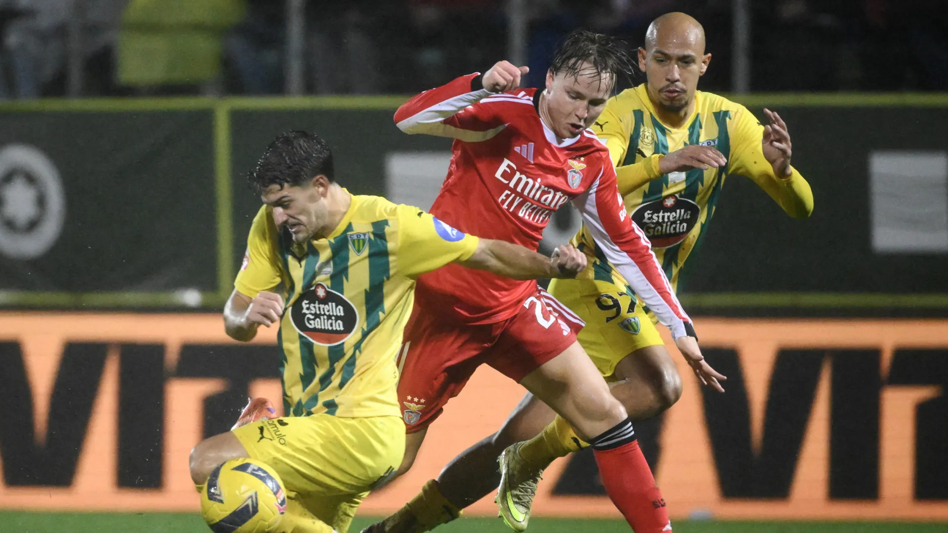 
                    EM DIRETO: Benfica cai em Tondela. Sporting e FC Porto sorriem
                