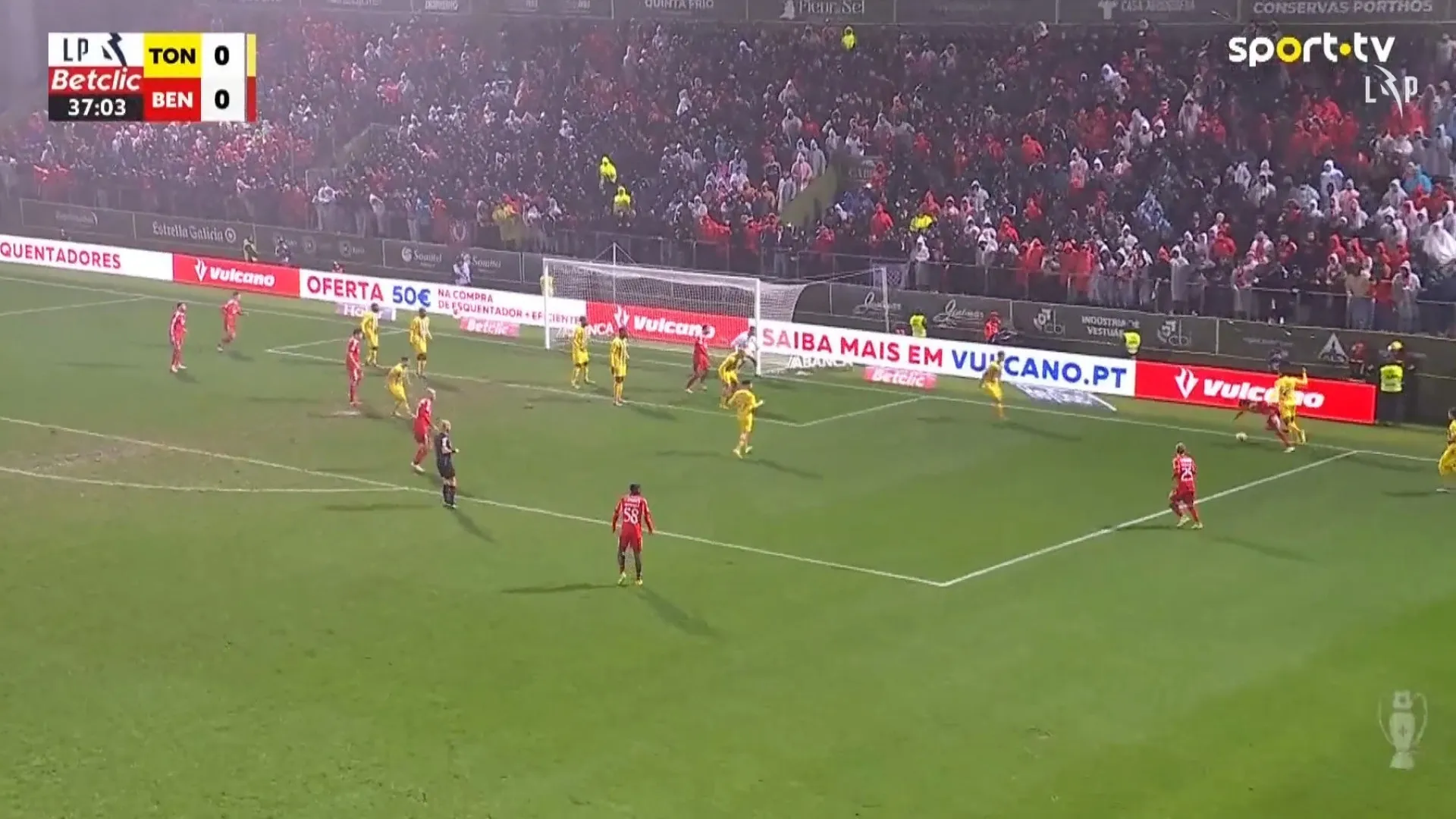 
                    Decisão correta? Barreiro caiu, mas mas VAR anulou penálti para o Benfica
                