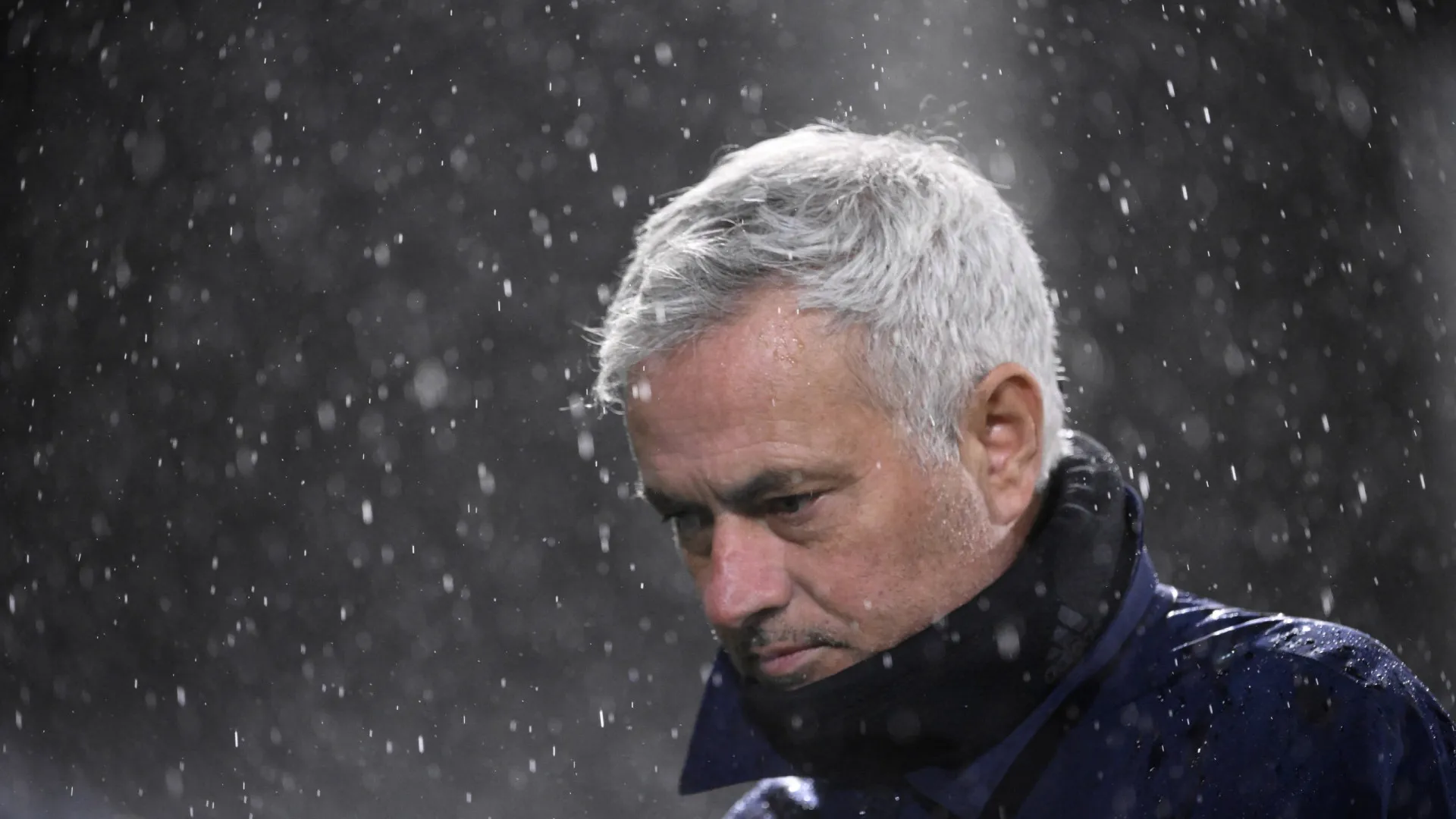 
                    Mourinho iliba jogadores e queixa-se dos descontos: 