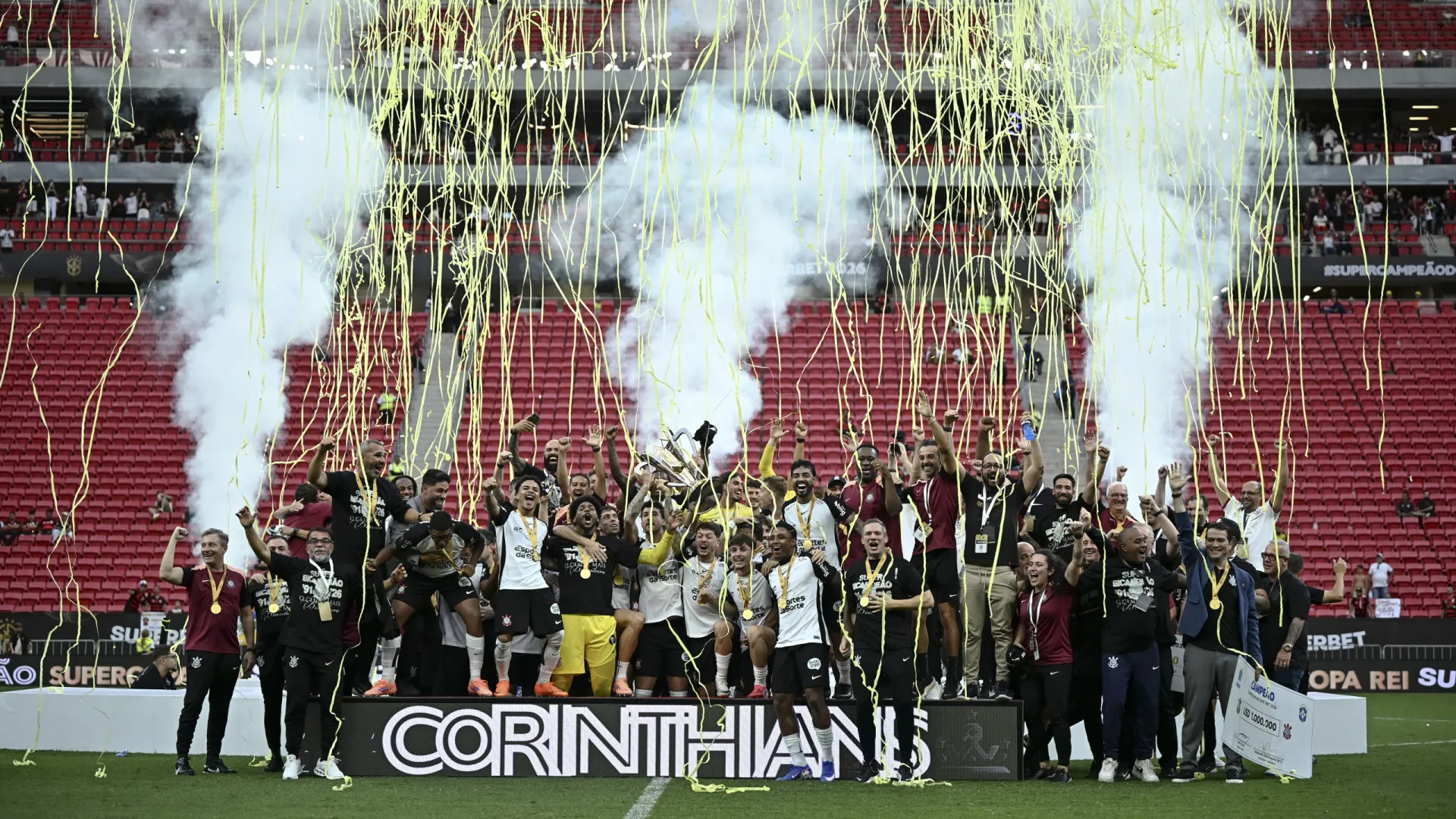 
                    Corinthians bate Flamengo e conquista Supertaça brasileira
                