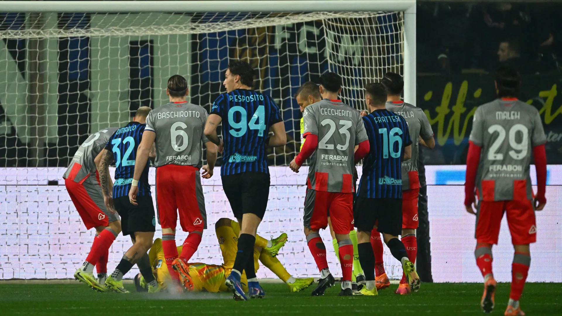 
                    Caos no Inter. Ultra atinge Audero com petardo, perde dedos e é detido
                