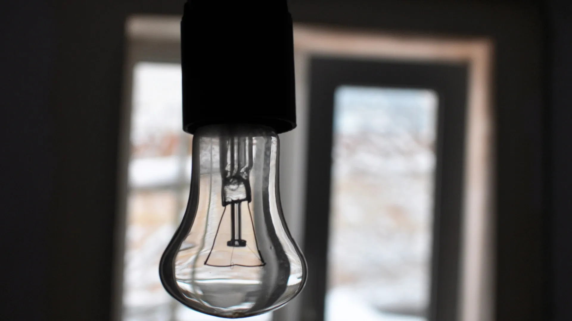 
                    E-Redes regista novas avarias na madrugada. Mais de 160 mil ainda sem luz
                